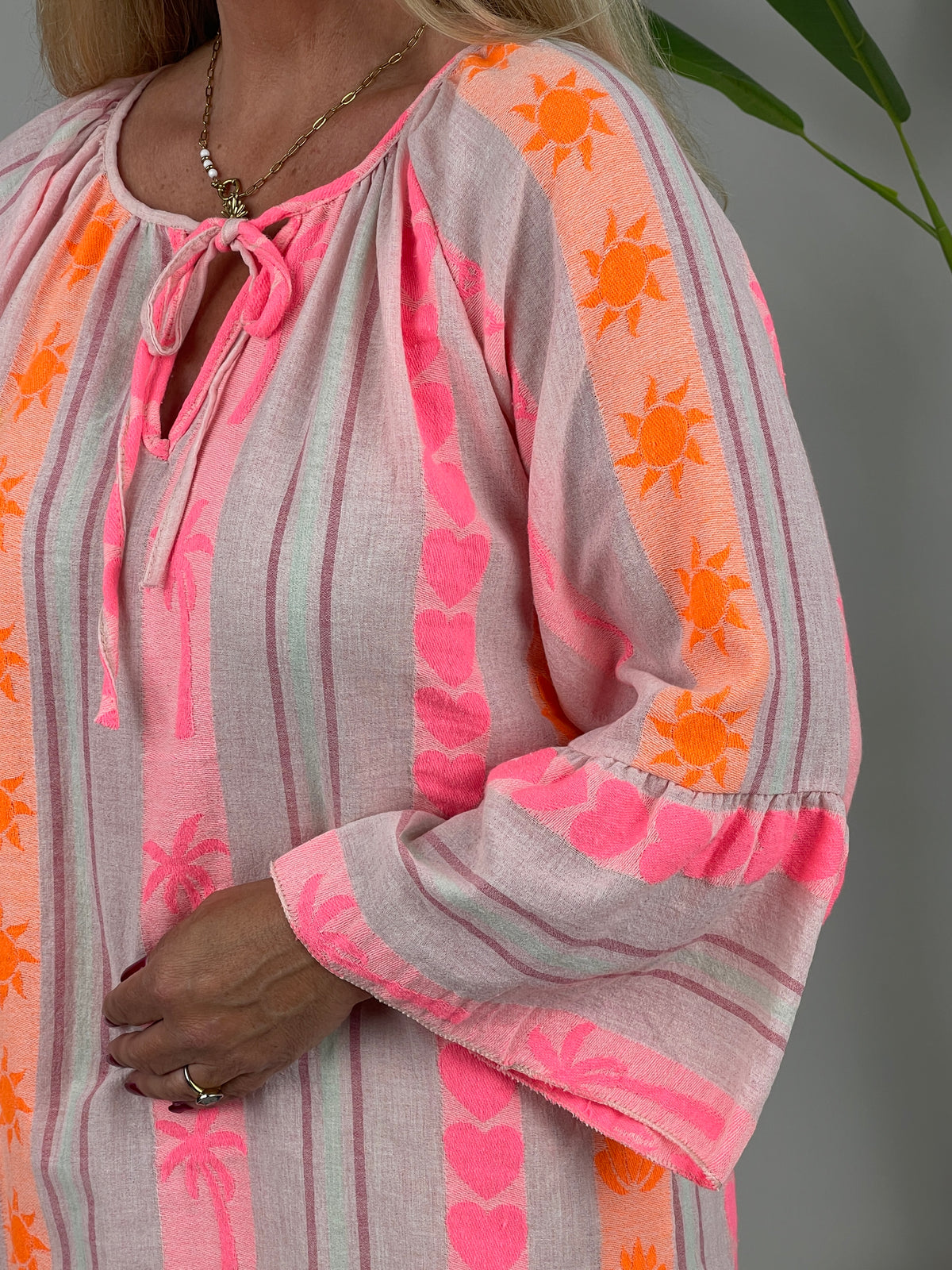 Boho-Bluse mit Neonstickerei in Pink/Orange