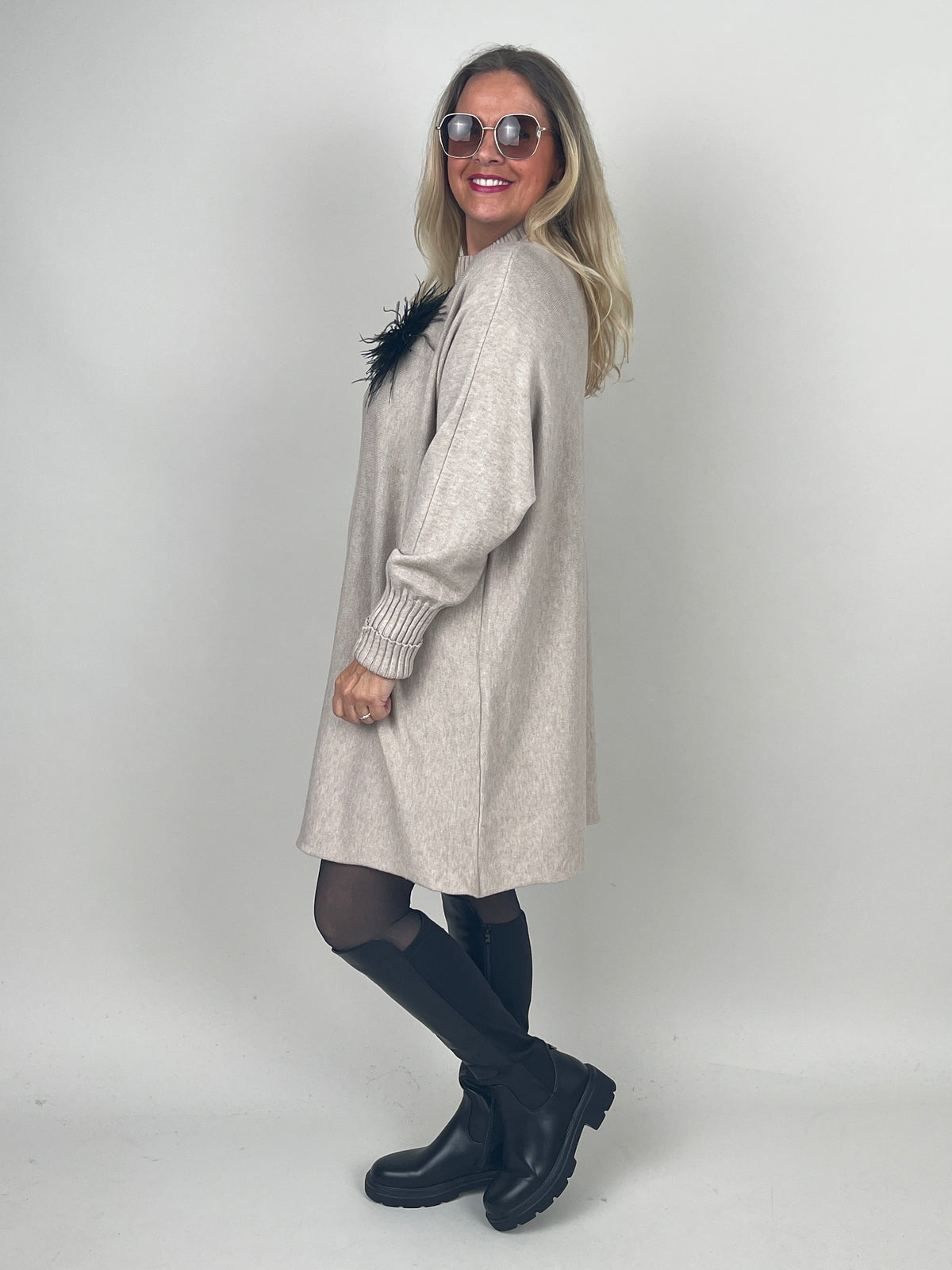 Pulloverkleid mit Stehkragen in Beige