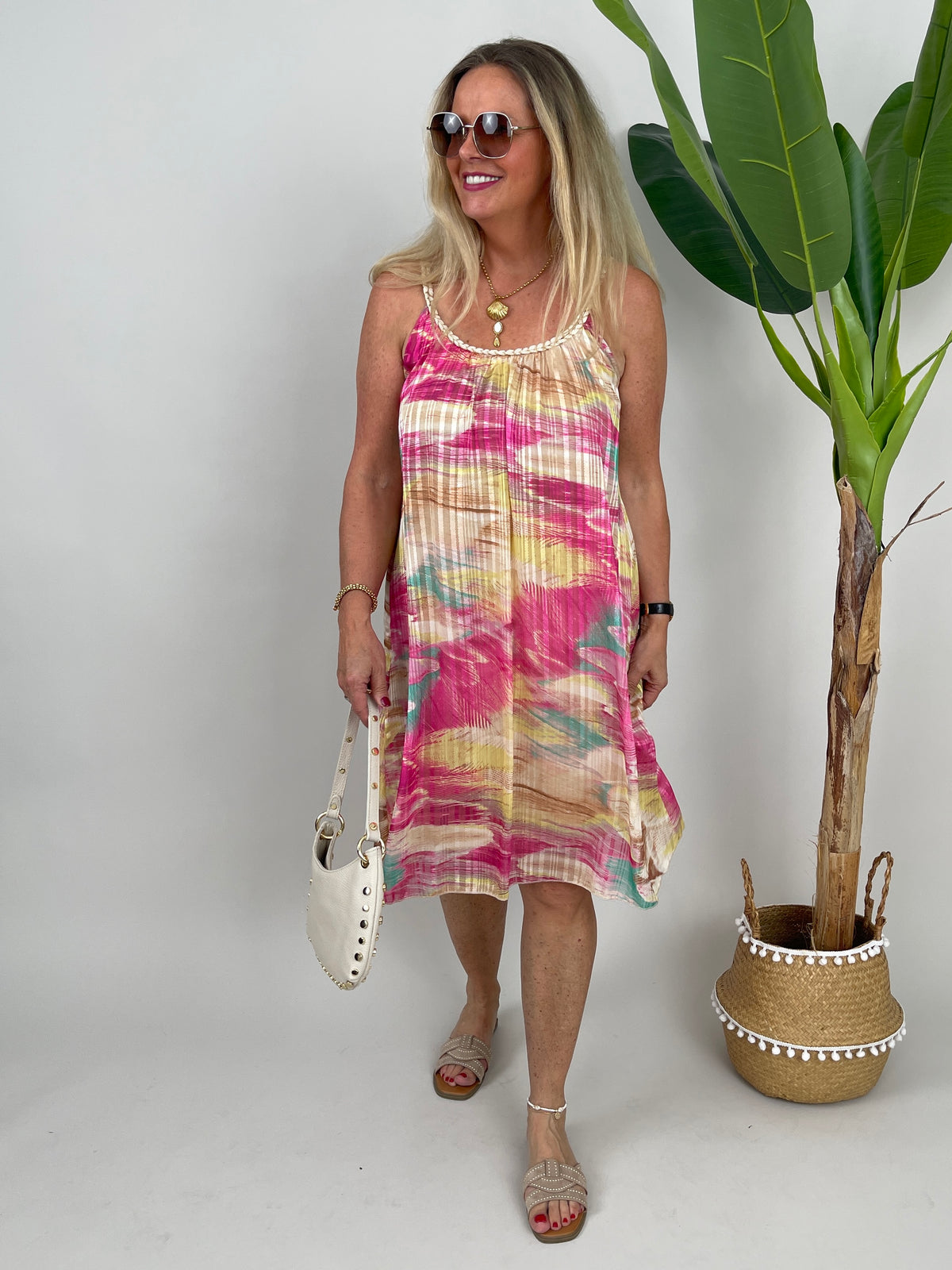 Kleid mit geflochtenen Trägern in Pink/Gelb