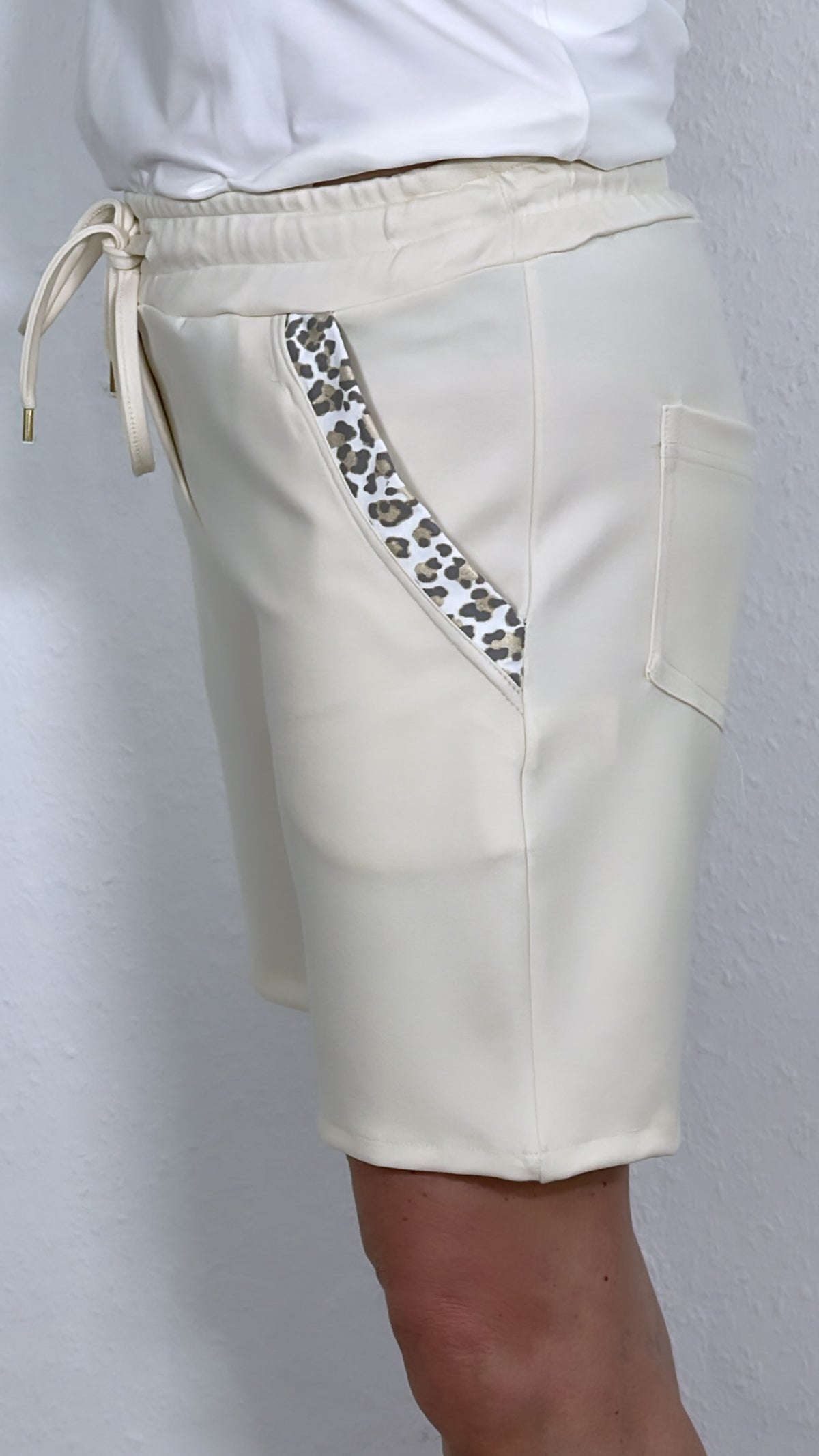 Shorts mit Leo Details in versch. Farben