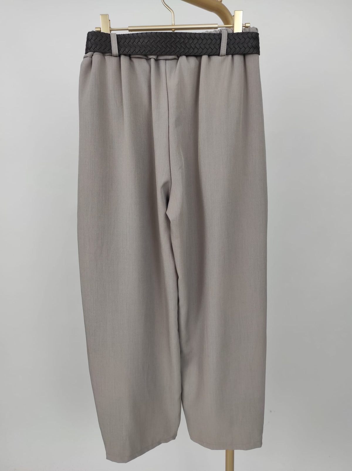 Hose mit Flechtgürtel in Helltaupe