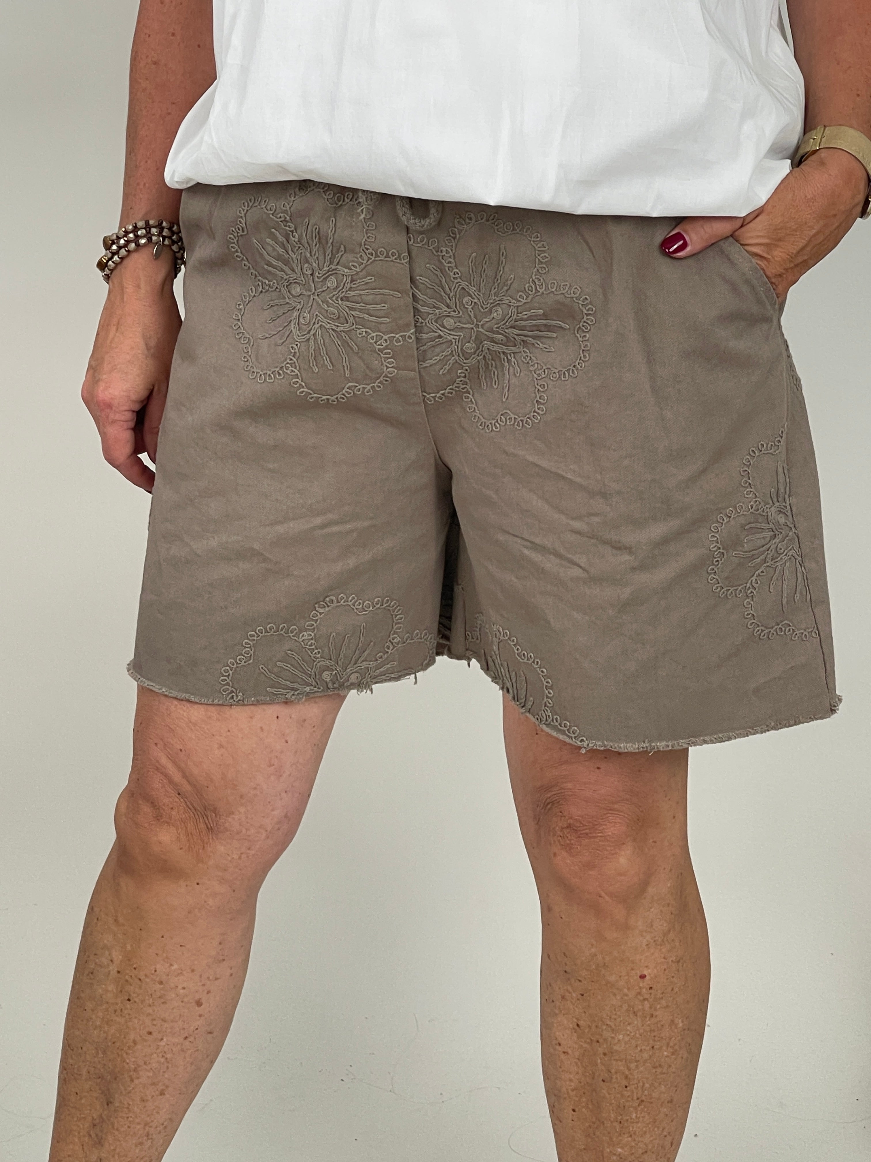 Bestickte Jeans-Shorts mit Blüten-Details in Taupe
