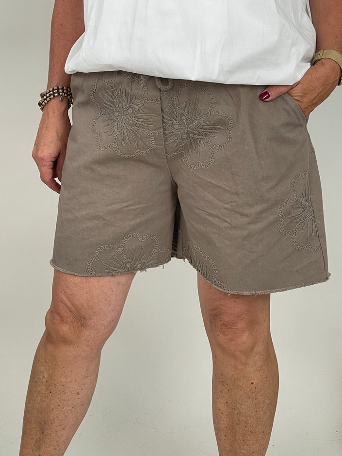 Bestickte Jeans-Shorts mit Blüten-Details in Taupe