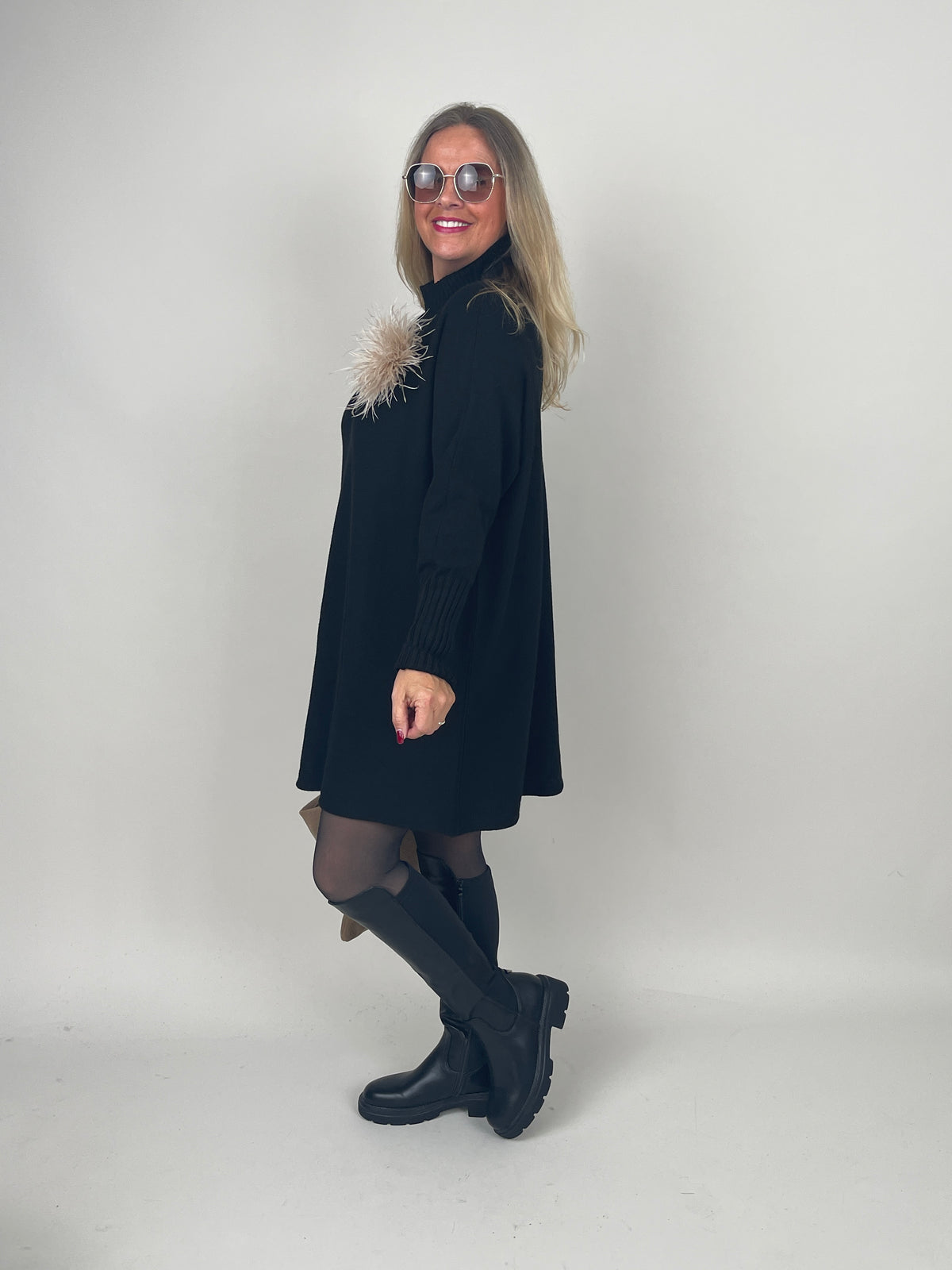 Pulloverkleid mit Stehkragen in Schwarz