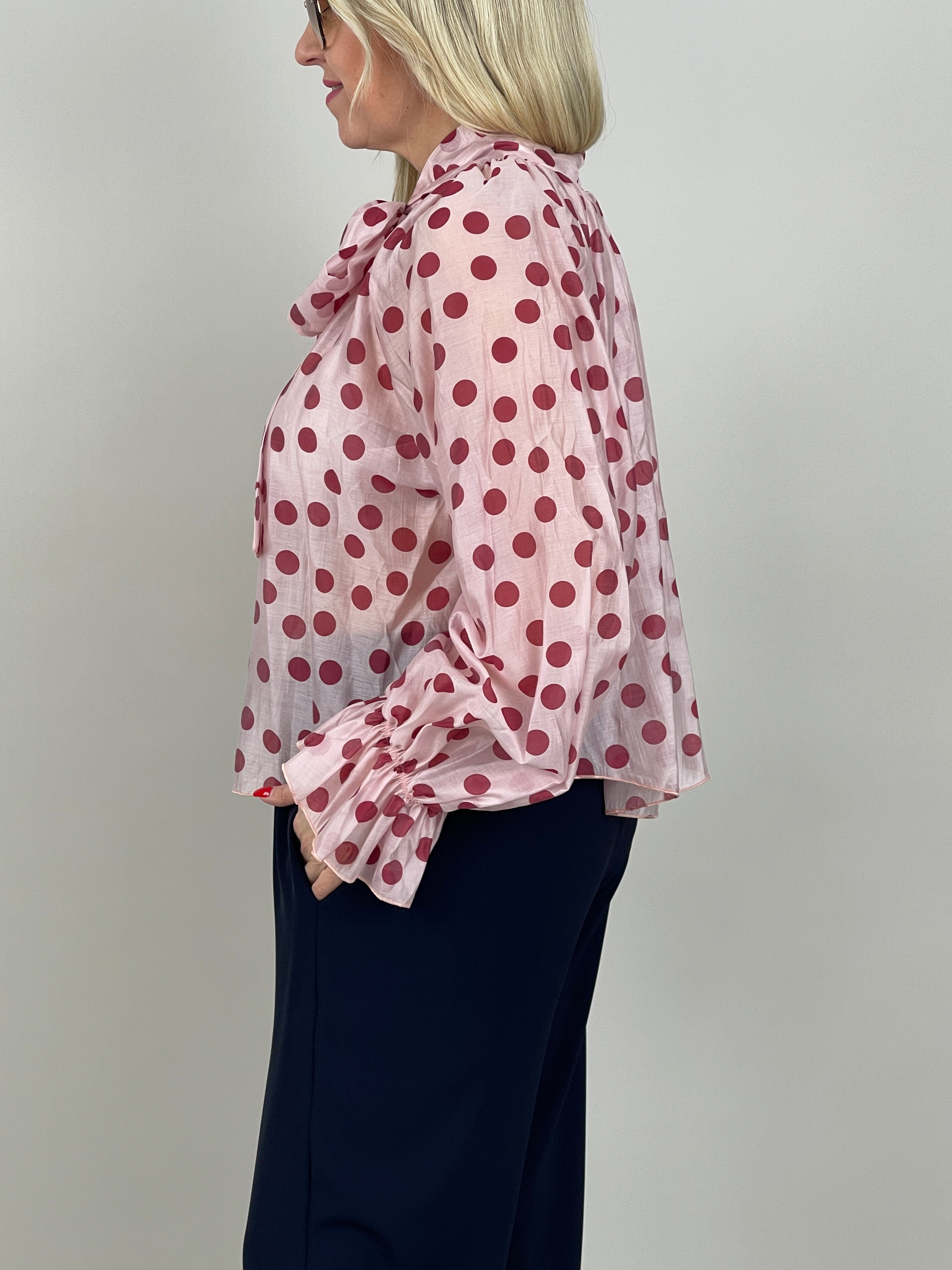 Bluse mit Punkten in Hellrosa/Rot