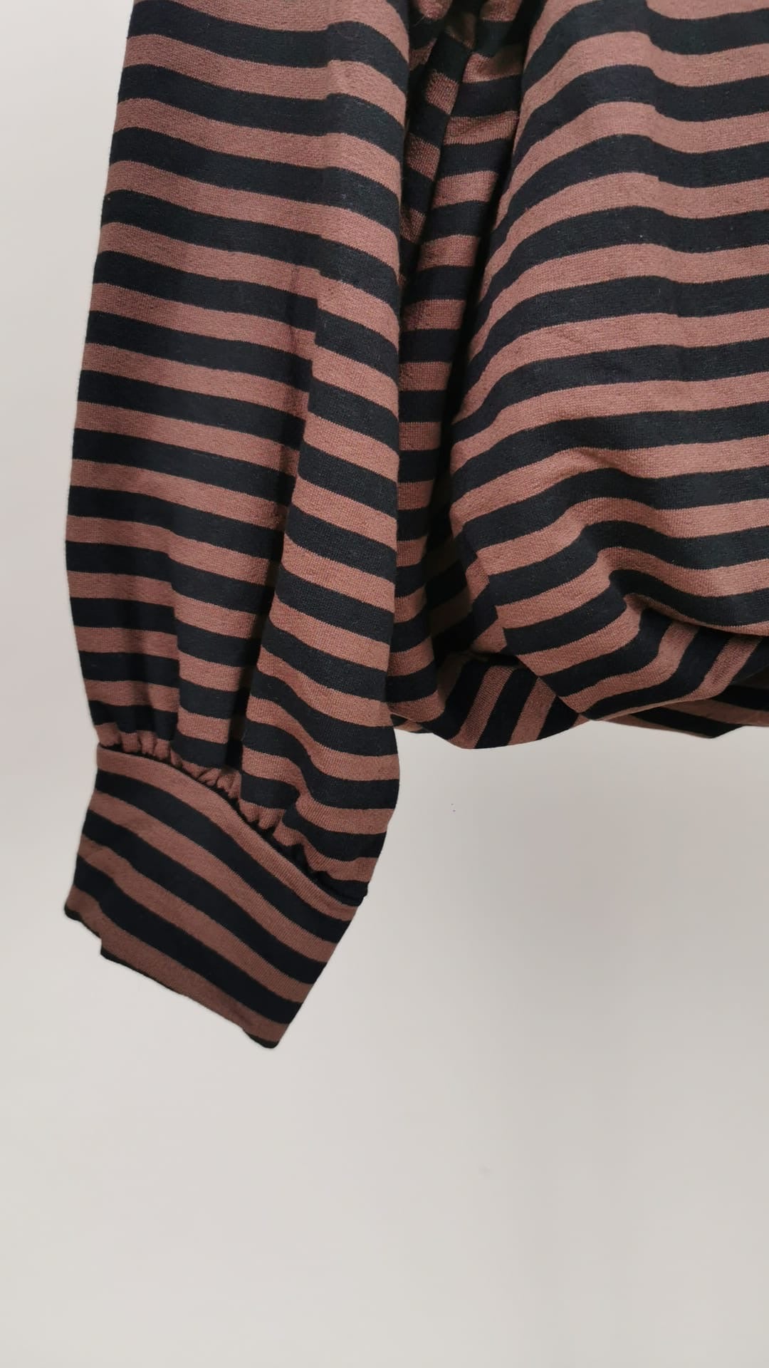 Sweatshirt mit Streifen in Mokka/Schwarz