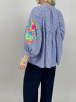 Bluse mit Stickerei und Streifen in Blau