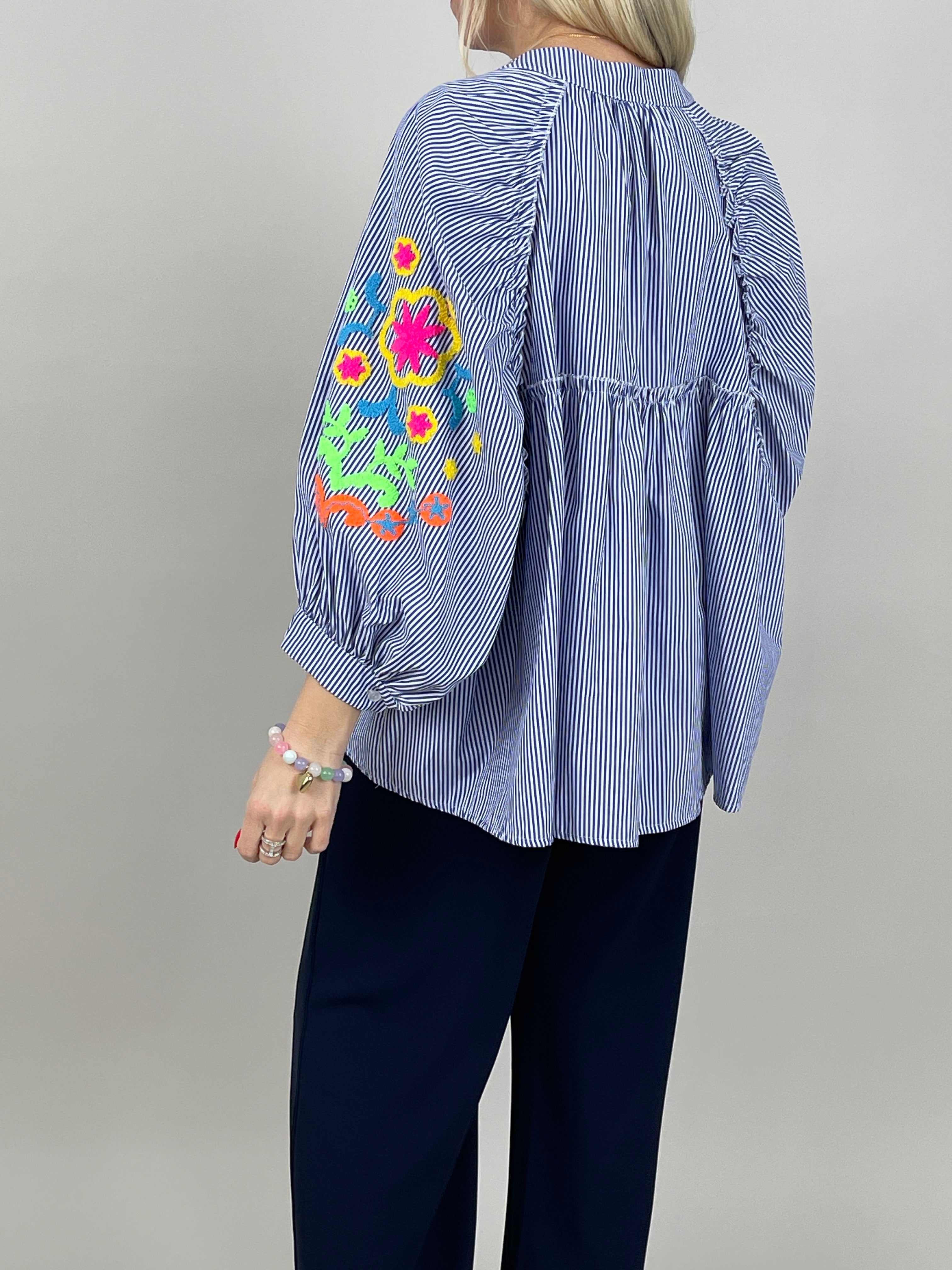 Bluse mit Stickerei und Streifen in Blau