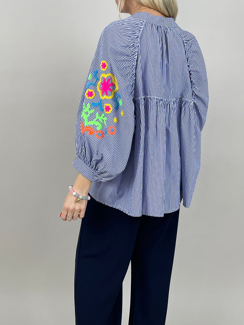 Bluse mit Stickerei und Streifen in Blau