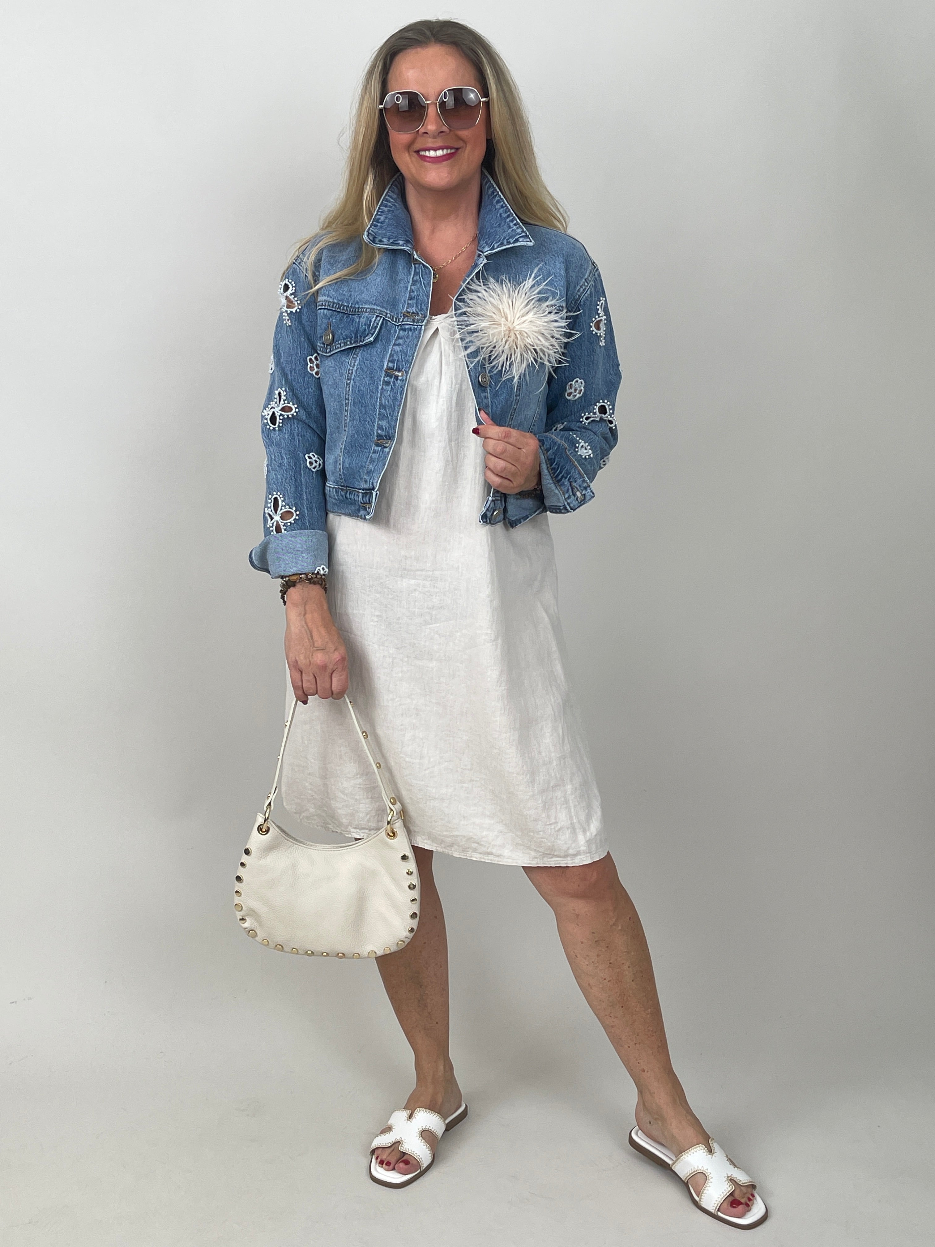Jeansjacke mit Perlen- & Lochstickerei