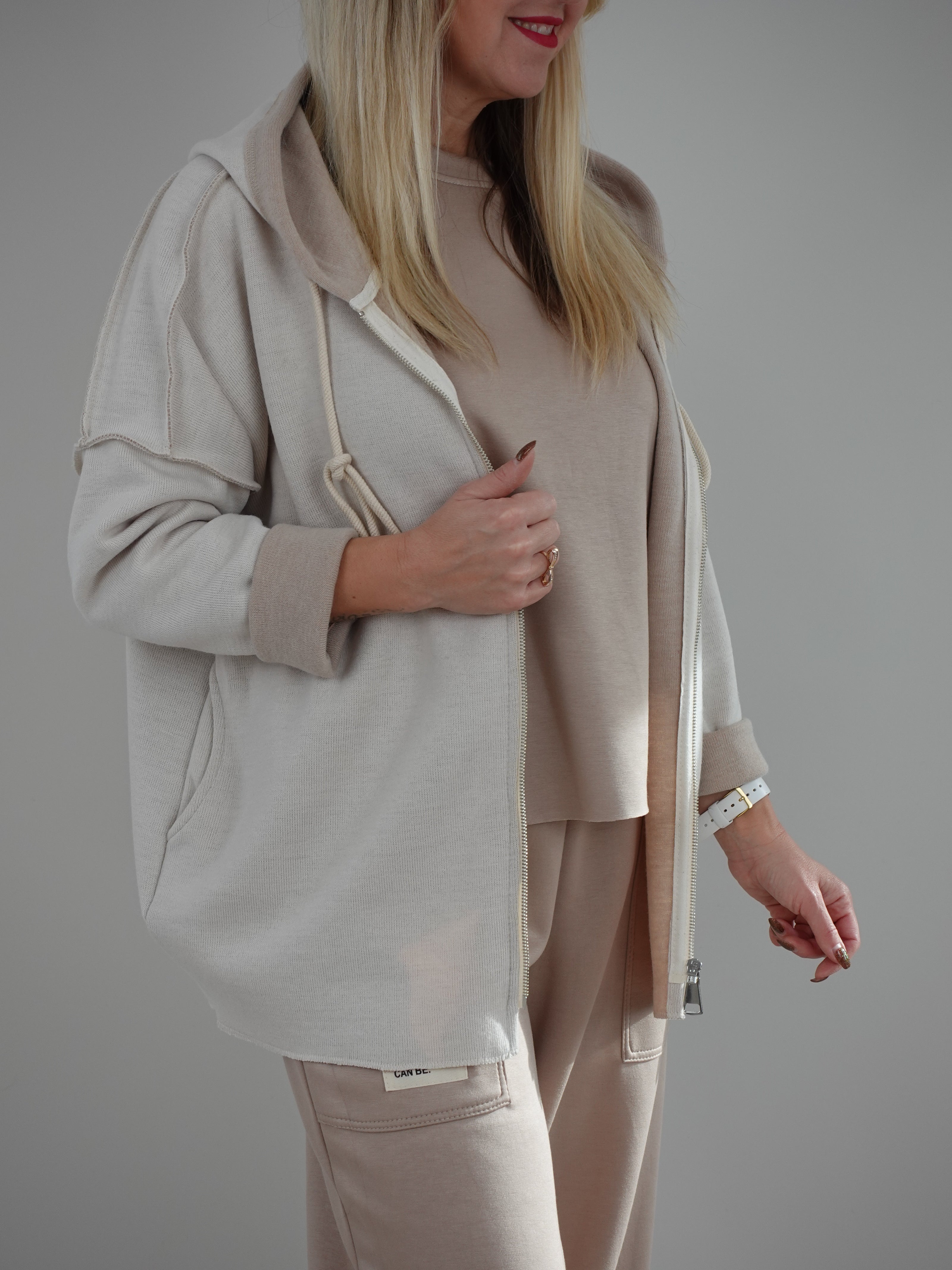 Jacke mit Kapuze Feinstrick in Creme/Beige Artikel 6525