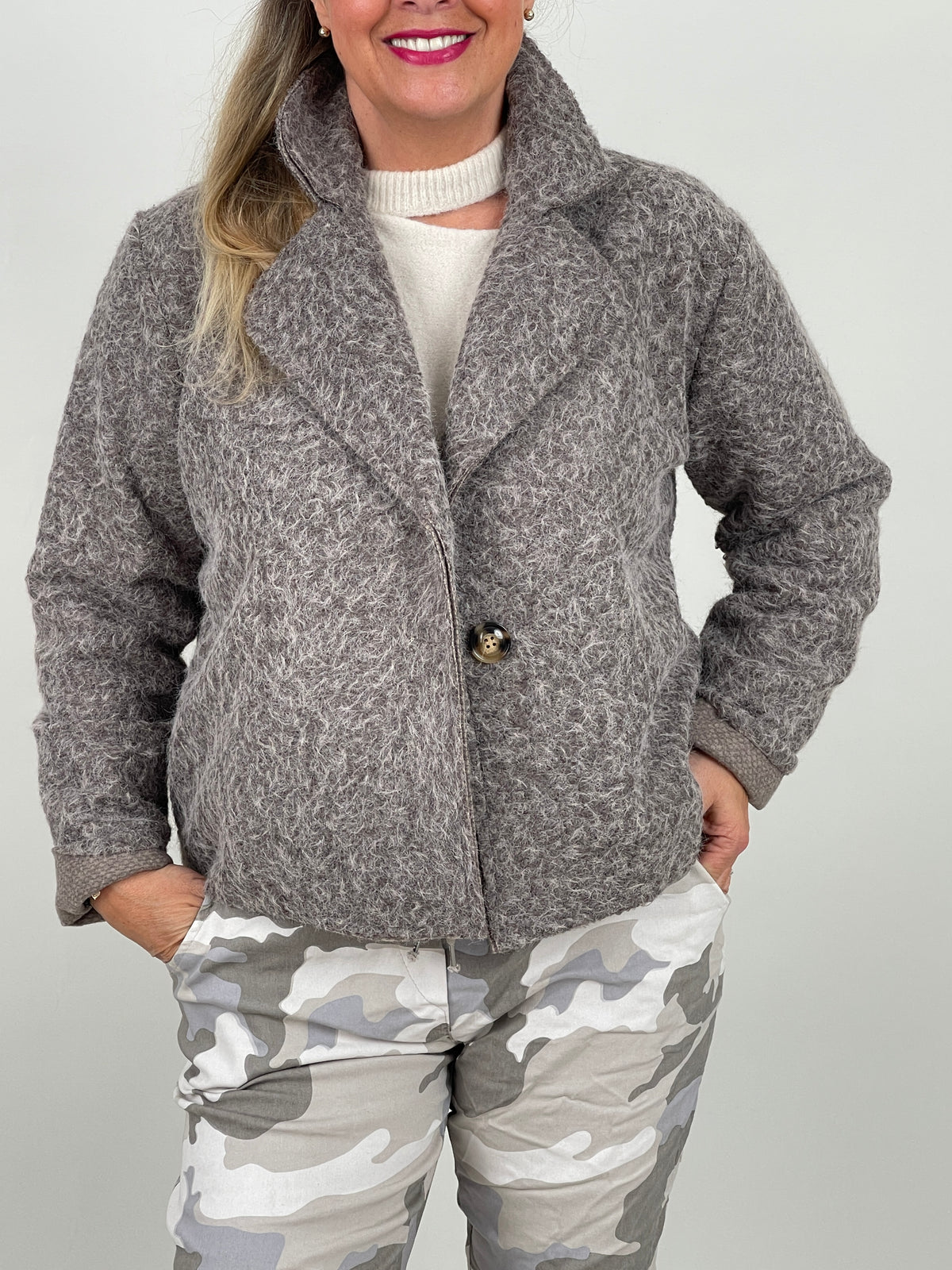 Kuschelige Blazerjacke in Taupe