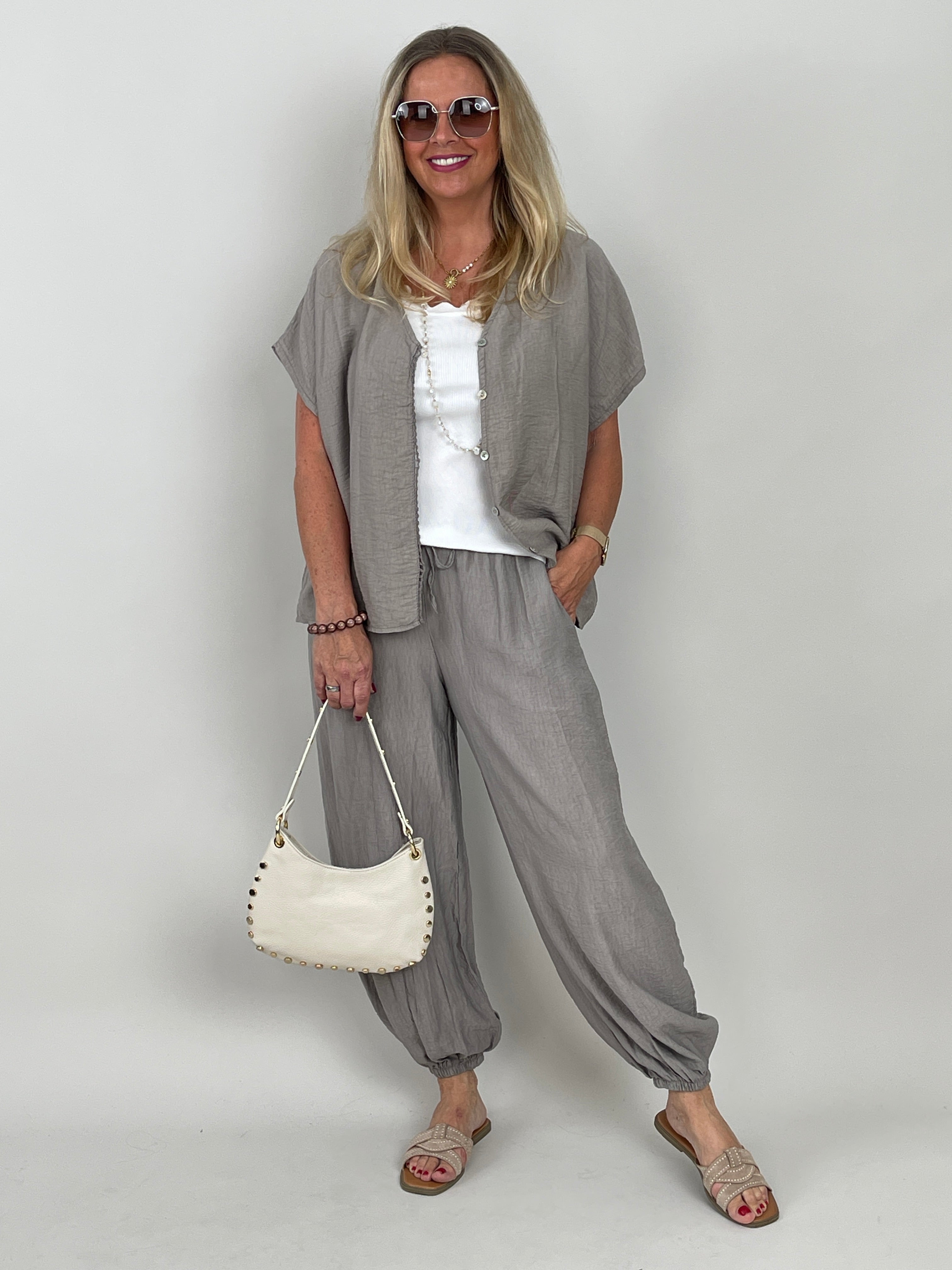 Leichter 2-Teiler mit Bluse und Ballonhose in Taupe