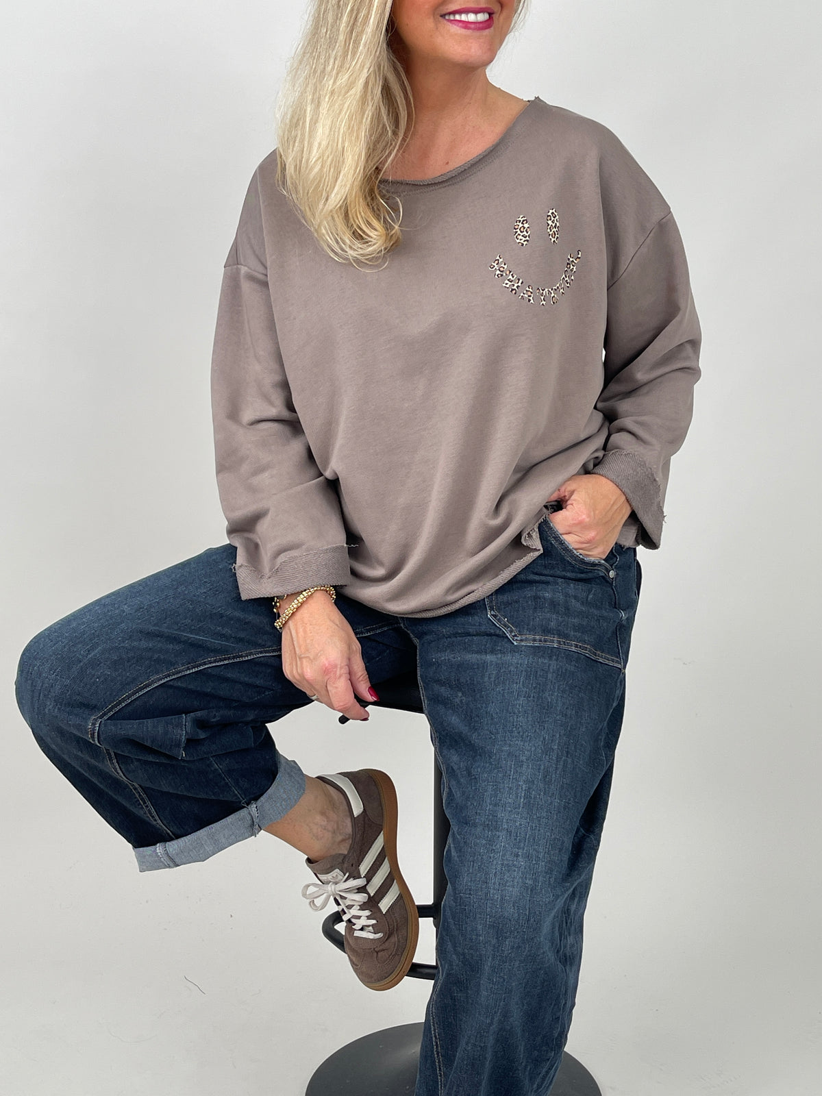 Sweatshirt Leo Smiley in Taupe