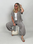 Leichter 2-Teiler mit Bluse und Ballonhose in Taupe