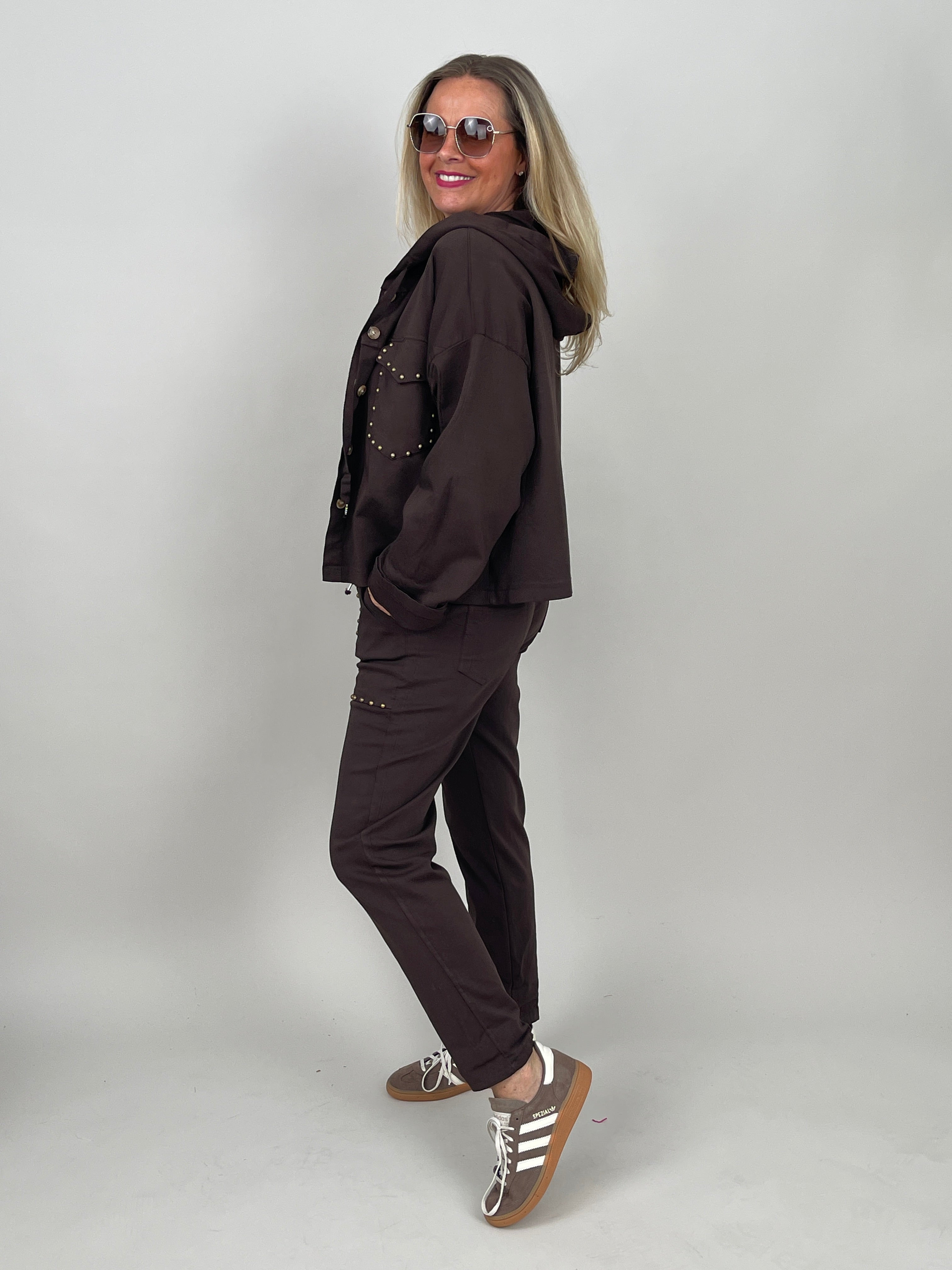 Jogpants mit Nieten-Details in Mokka