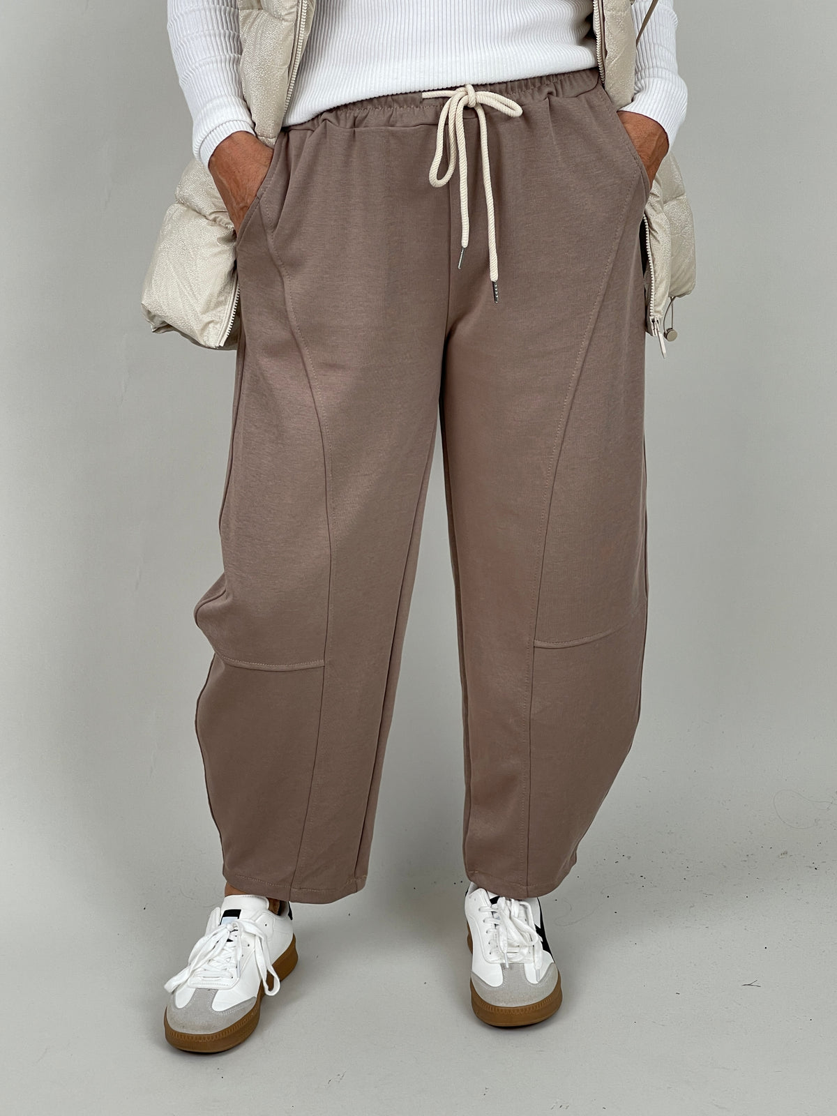 Jogpants Ballon-Schnitt in Taupe
