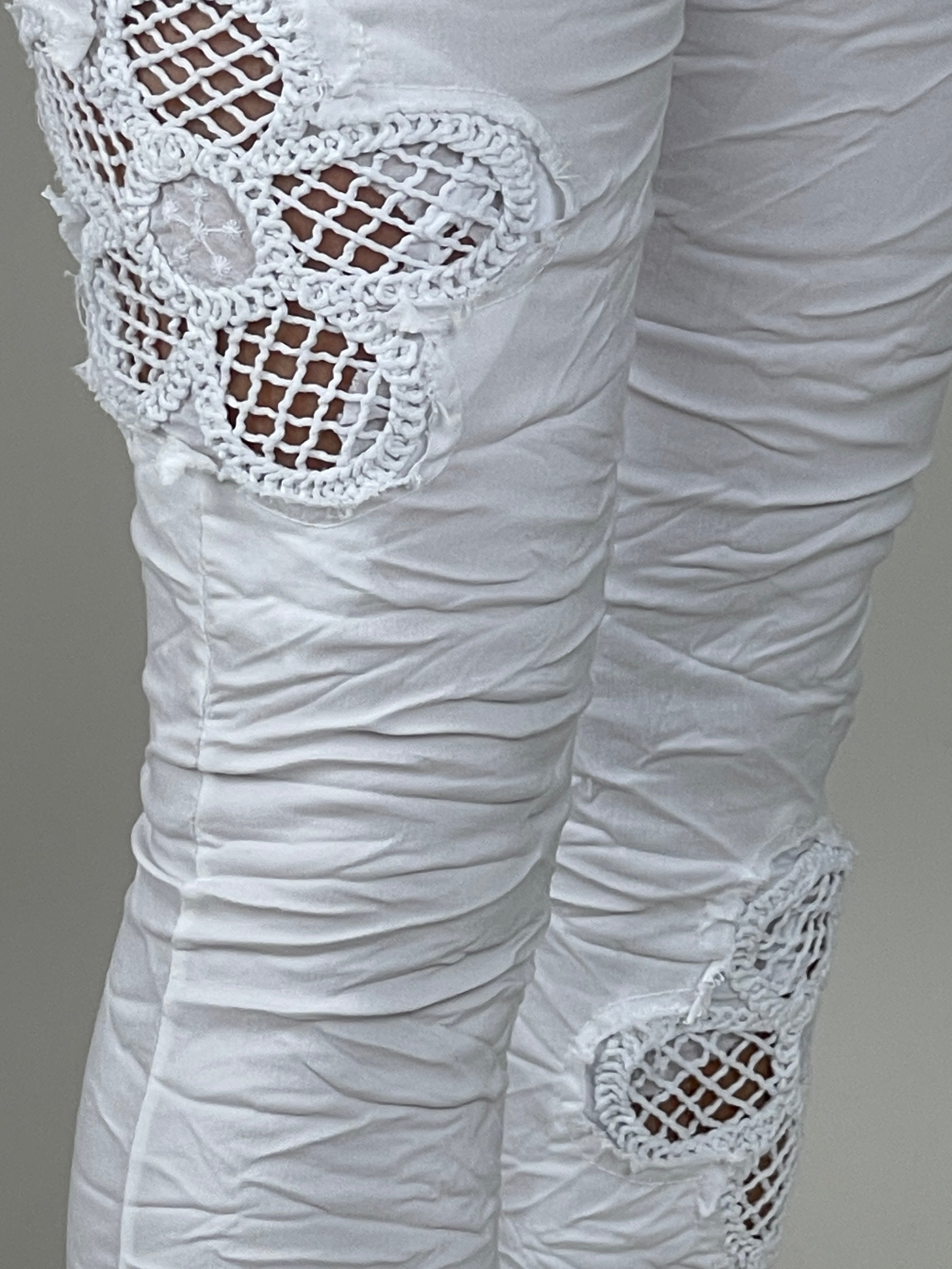 Hose mit Häkelblüten in Weiß