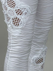 Hose mit Häkelblüten in Weiß
