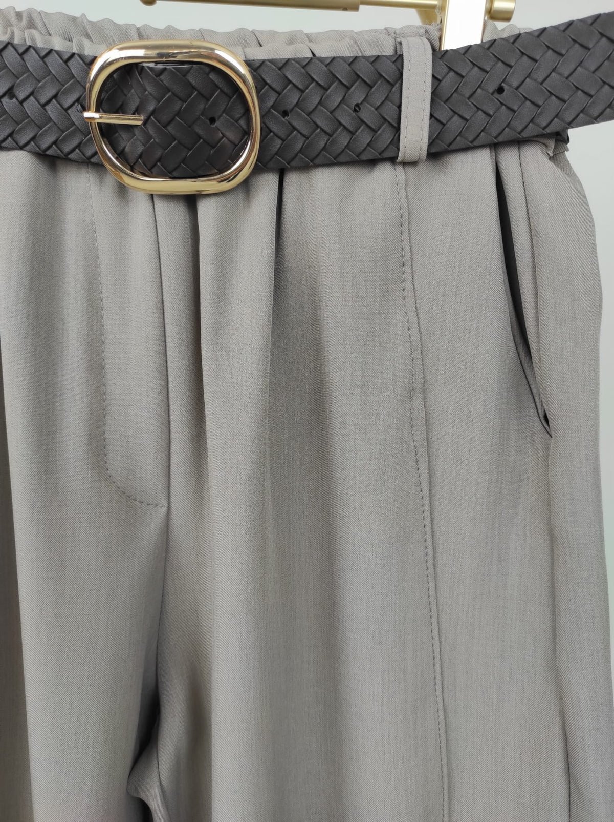 Hose mit Flechtgürtel in Helltaupe