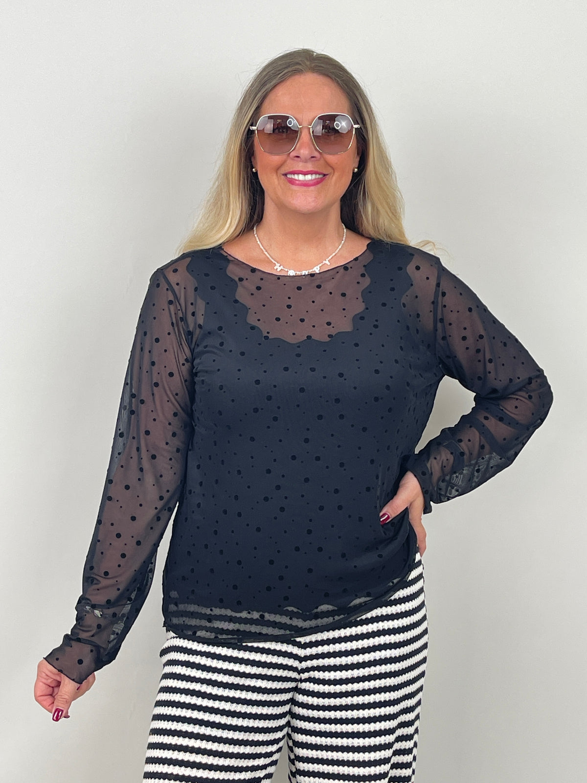 Mesh-Shirt mit Samt-Punkten in Schwarz