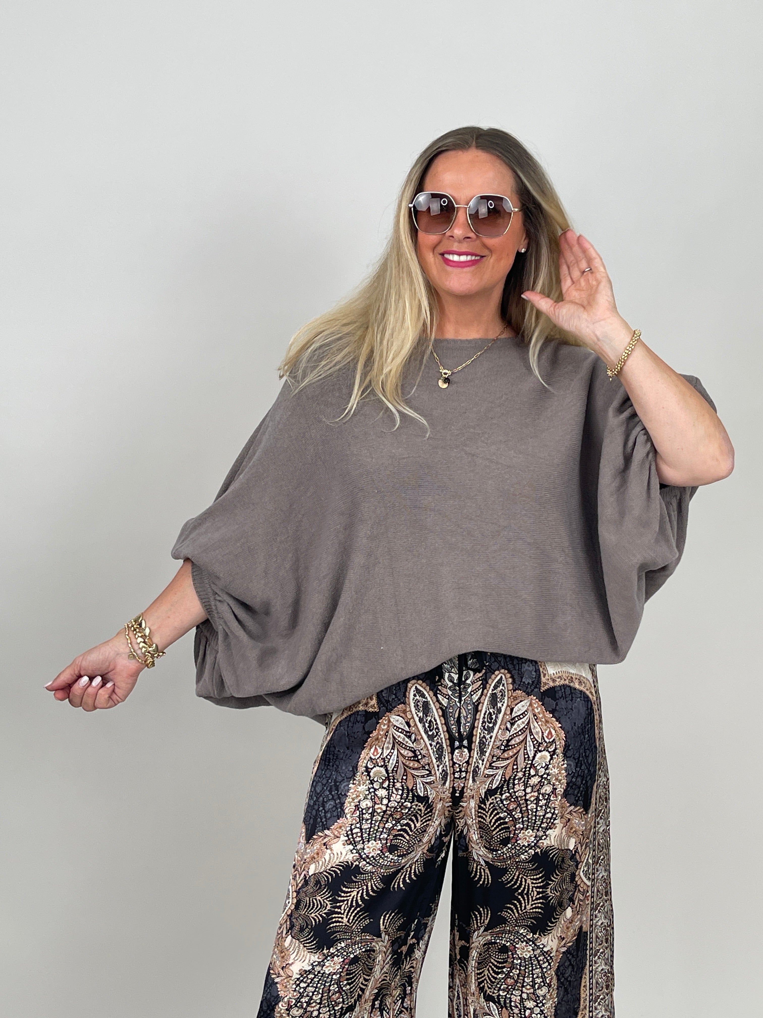 Strickpullover mit ausgefallenem Ärmel in Taupe