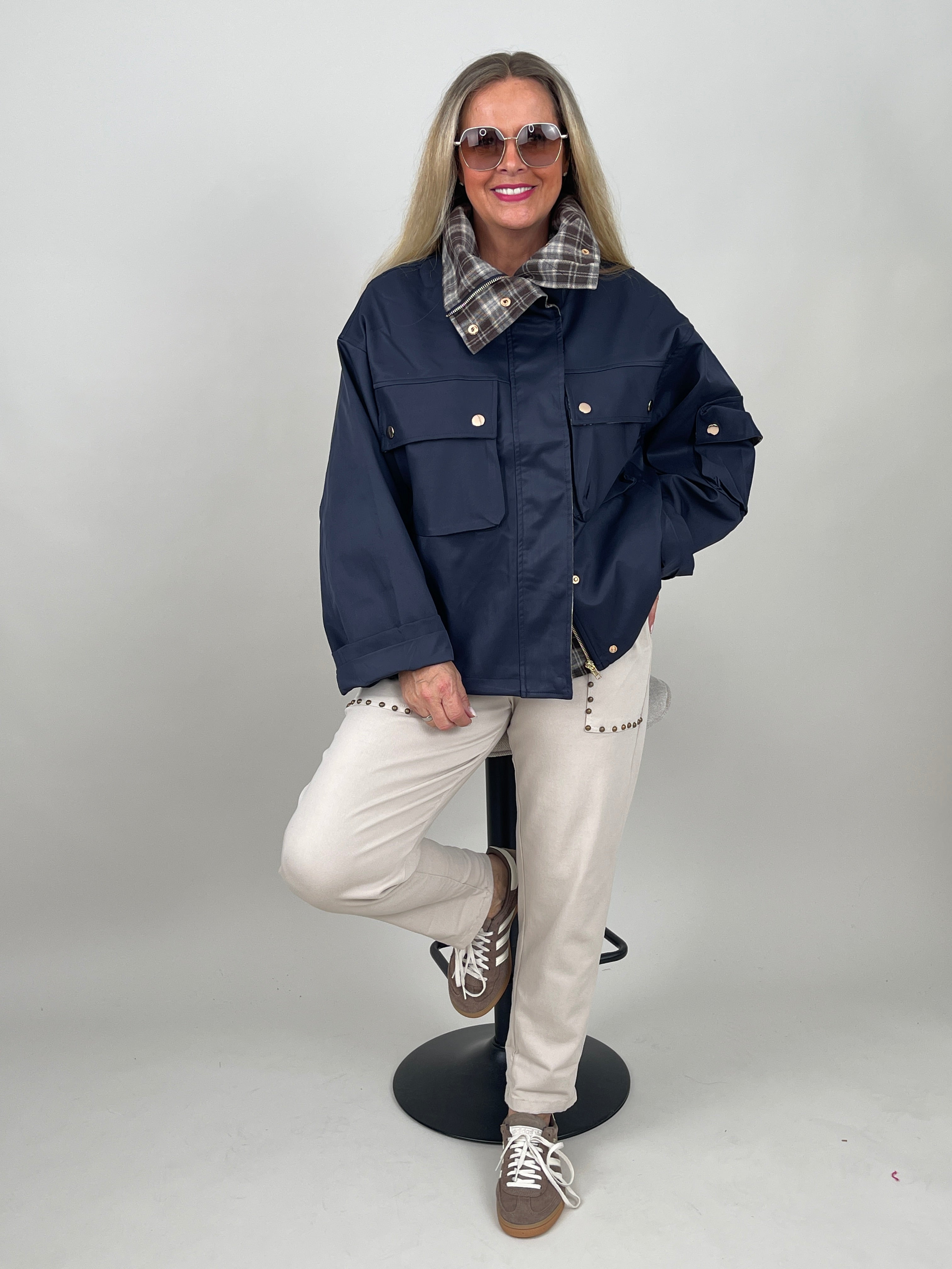 Übergangsjacke mit Karokragen & Druckknöpfen in Marine