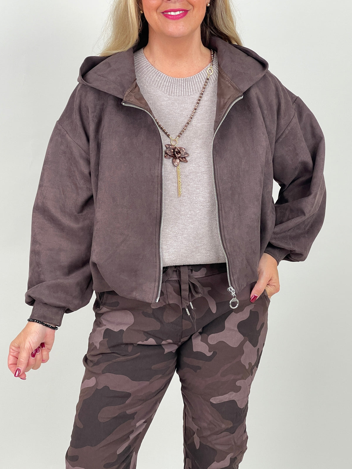 Jacke mit Kapuze in Velours-Optik in Mokka
