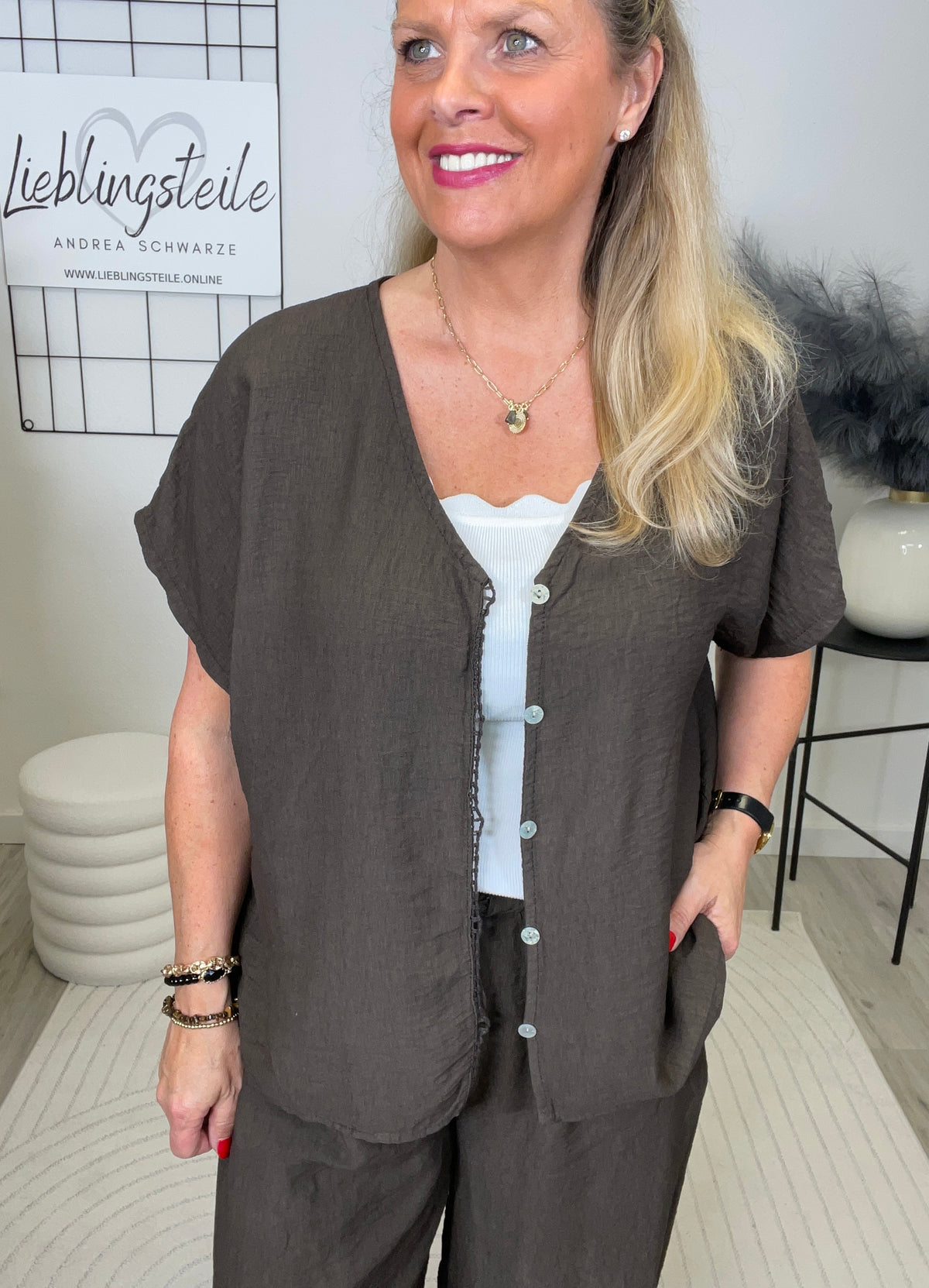 Leichter 2-Teiler mit Bluse und Ballonhose in Mokka