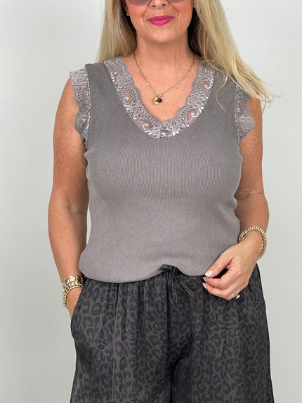 Top mit Spitzen-Details in Taupe