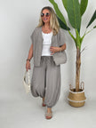 Leichter 2-Teiler mit Bluse und Ballonhose in Taupe