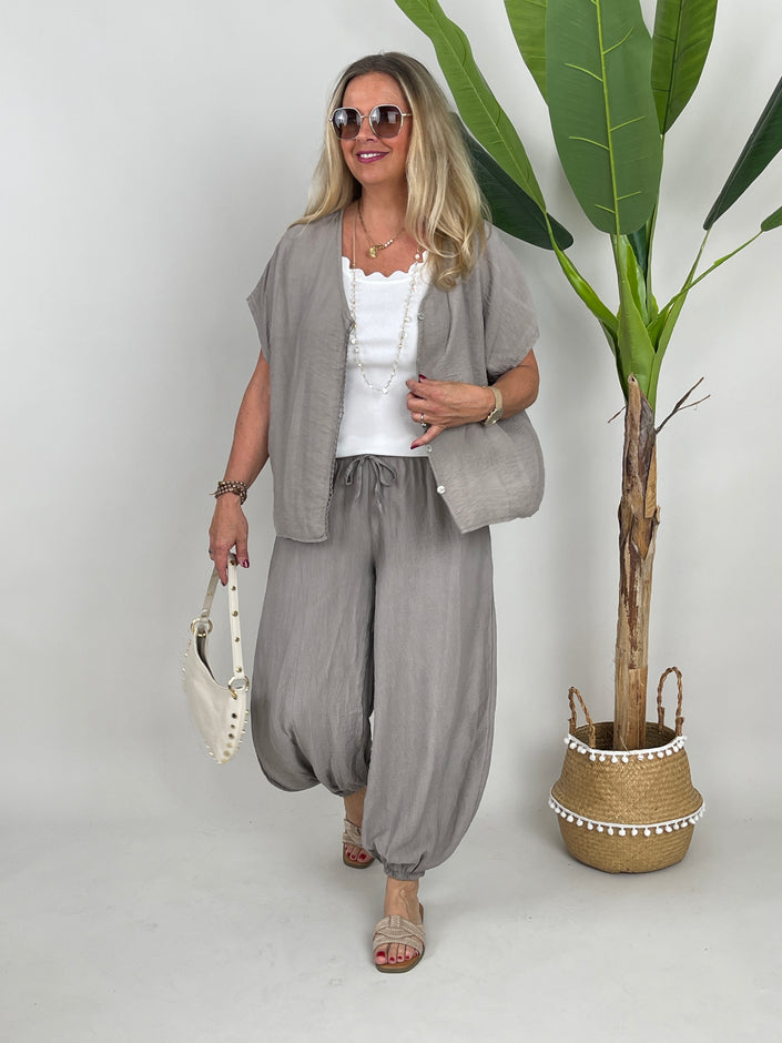 Leichter 2-Teiler mit Bluse und Ballonhose in Taupe