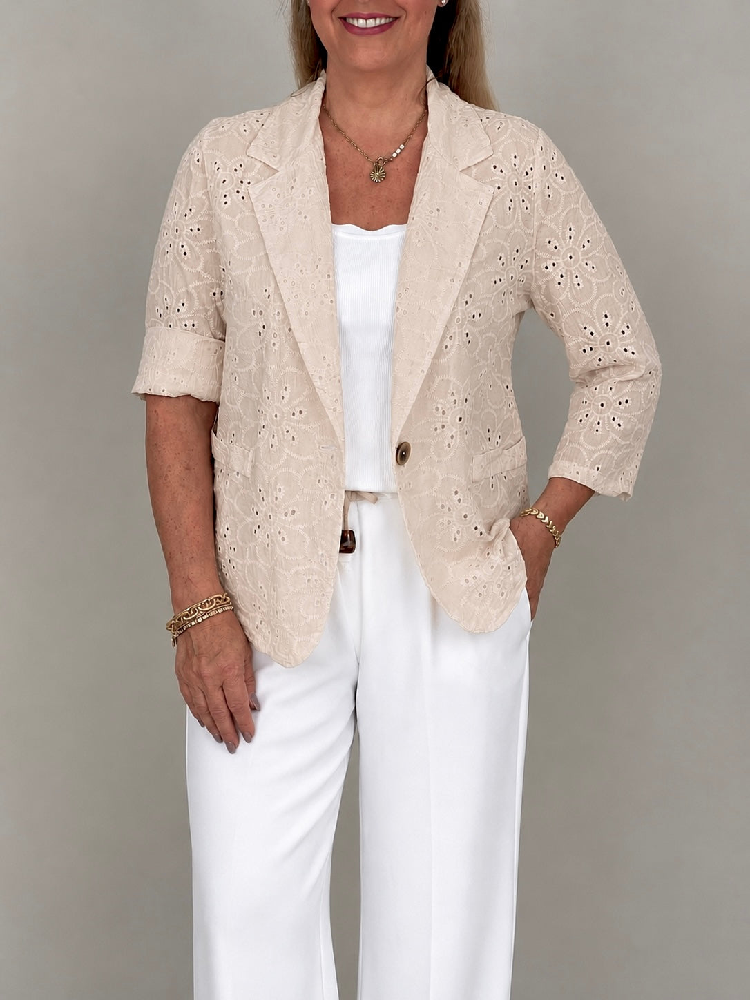 Sommerblazer mit Lochstickerei in Beige