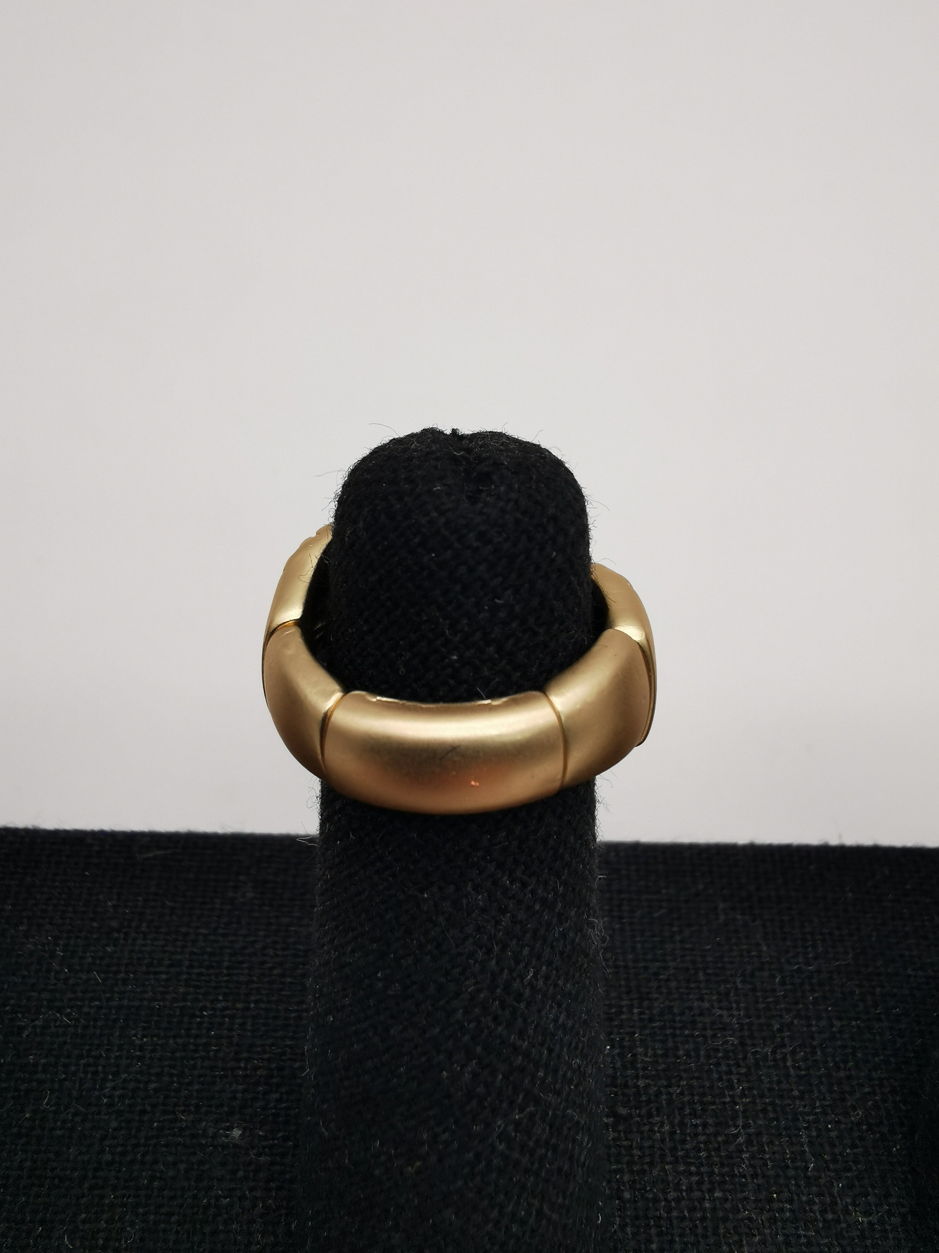 Goldener Ring mit Glitzersteinen