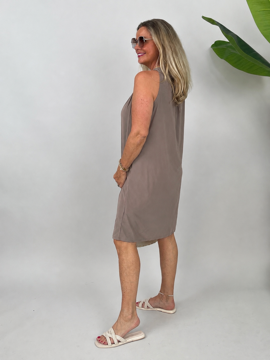 Neckholder-Kleid Kurz Kofferstoff in Taupe