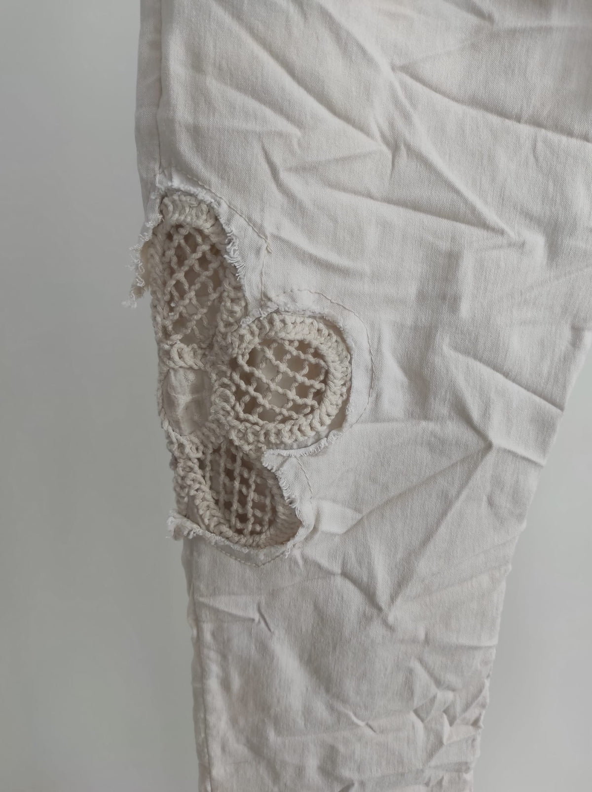 Hose mit Häkelblüten in Beige