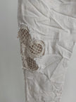 Hose mit Häkelblüten in Beige