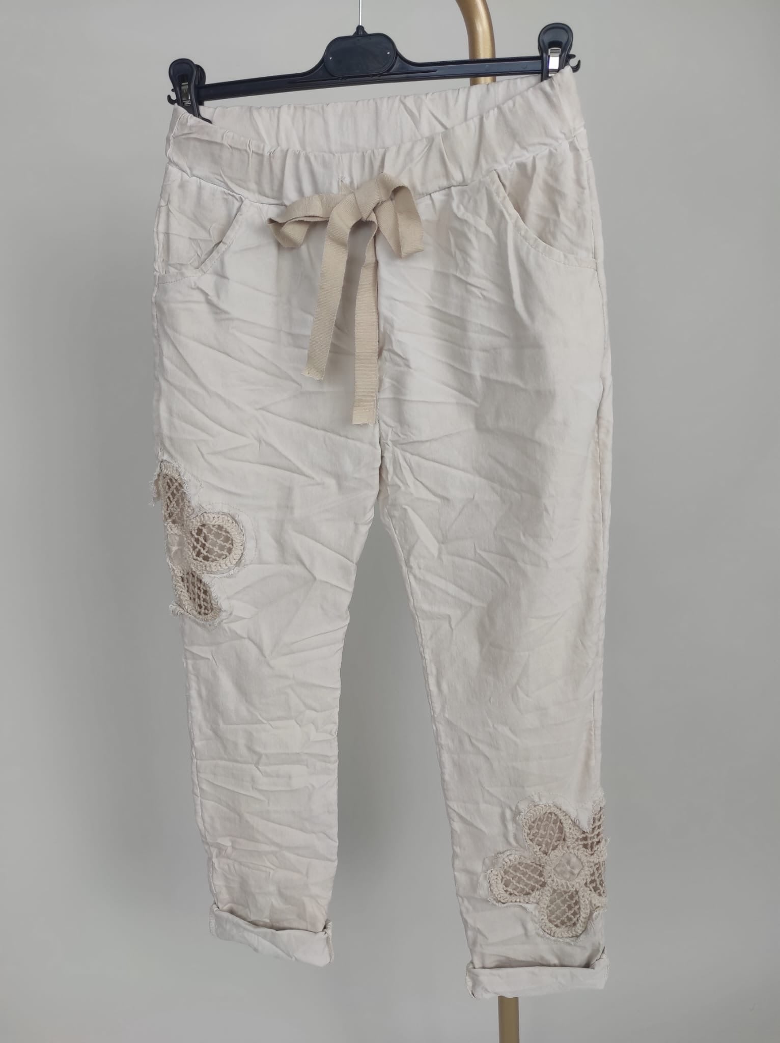 Hose mit Häkelblüten in Beige