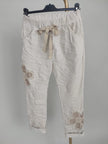 Hose mit Häkelblüten in Beige