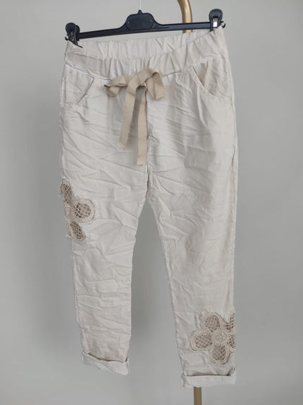 Hose mit Häkelblüten in Beige