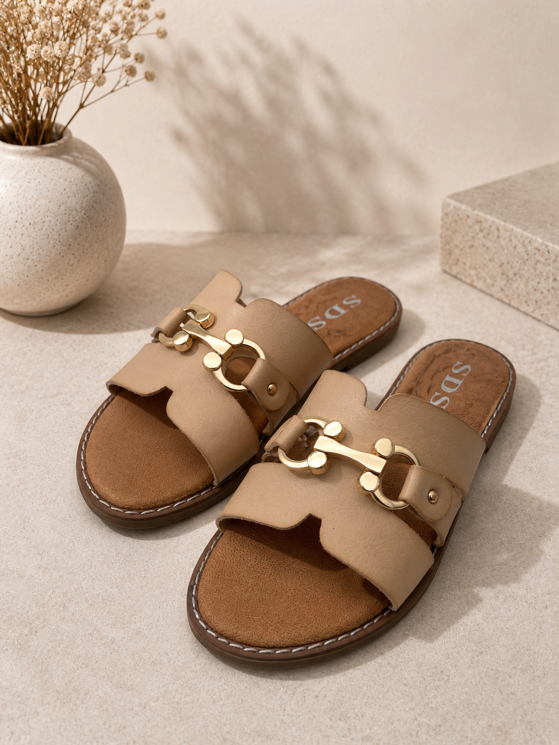 Sandalen mit goldenem Detail in Beige