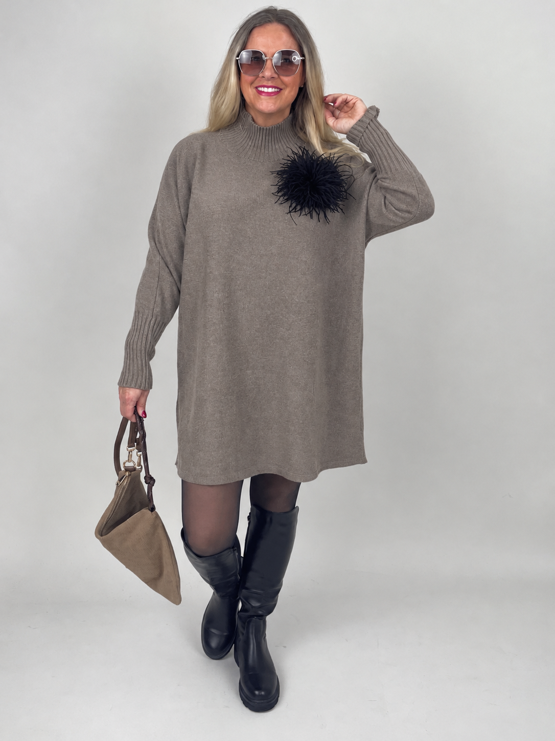 Pulloverkleid mit Stehkragen in Taupe