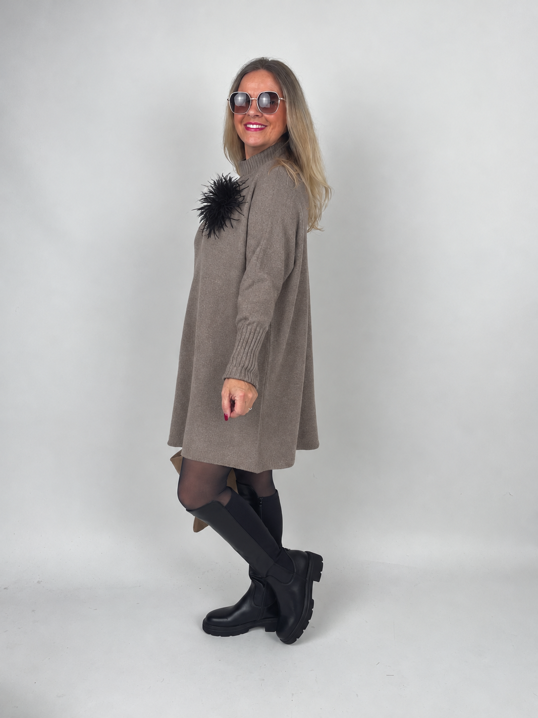Pulloverkleid mit Stehkragen in Taupe