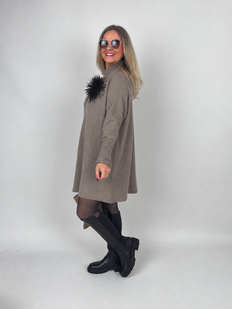 Pulloverkleid mit Stehkragen in Taupe