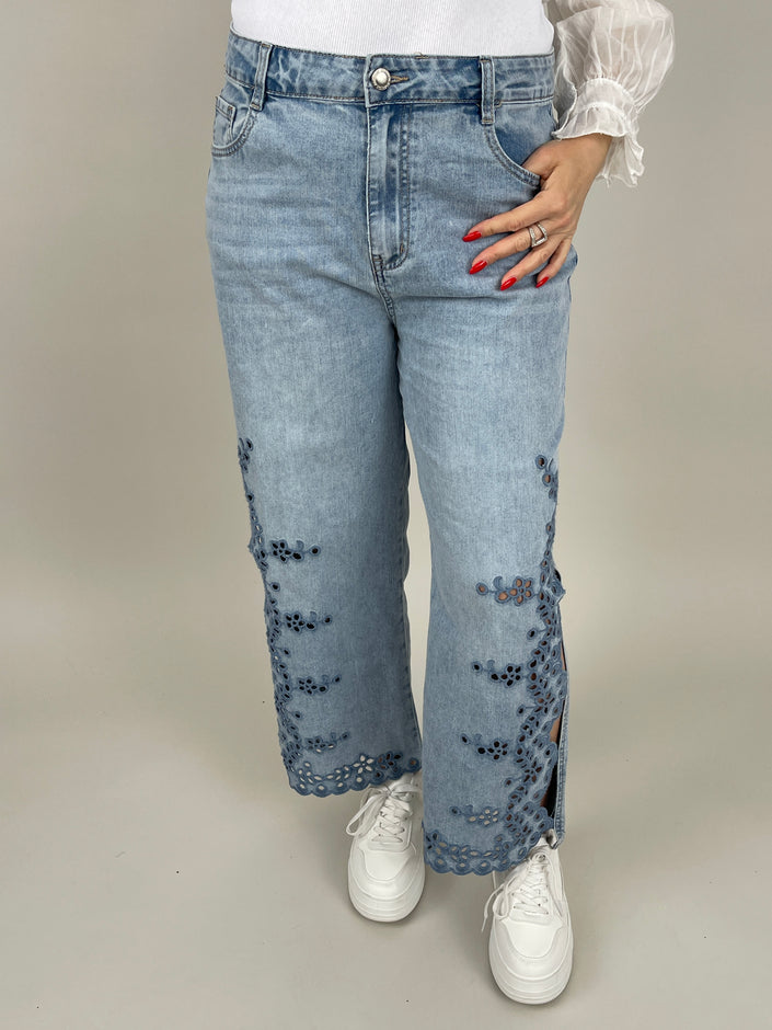 Modische 7/8 Jeans  mit Lochstickerei
