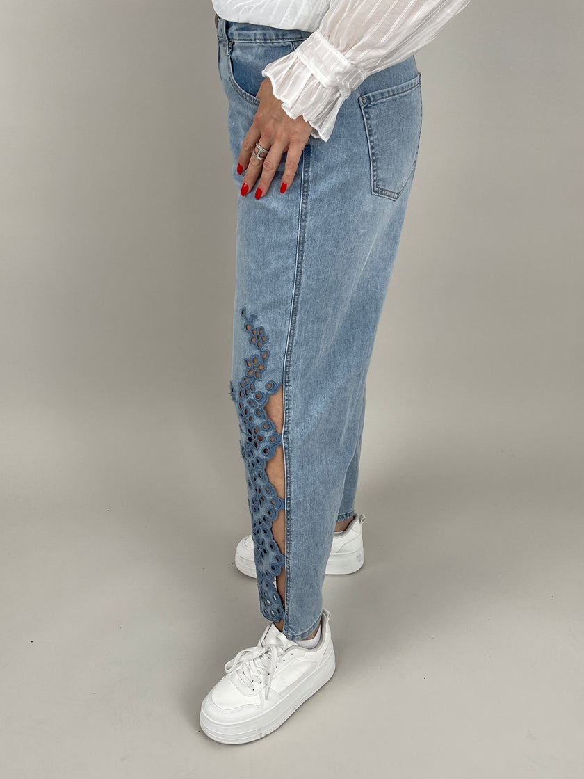 Modische 7/8 Jeans  mit Lochstickerei