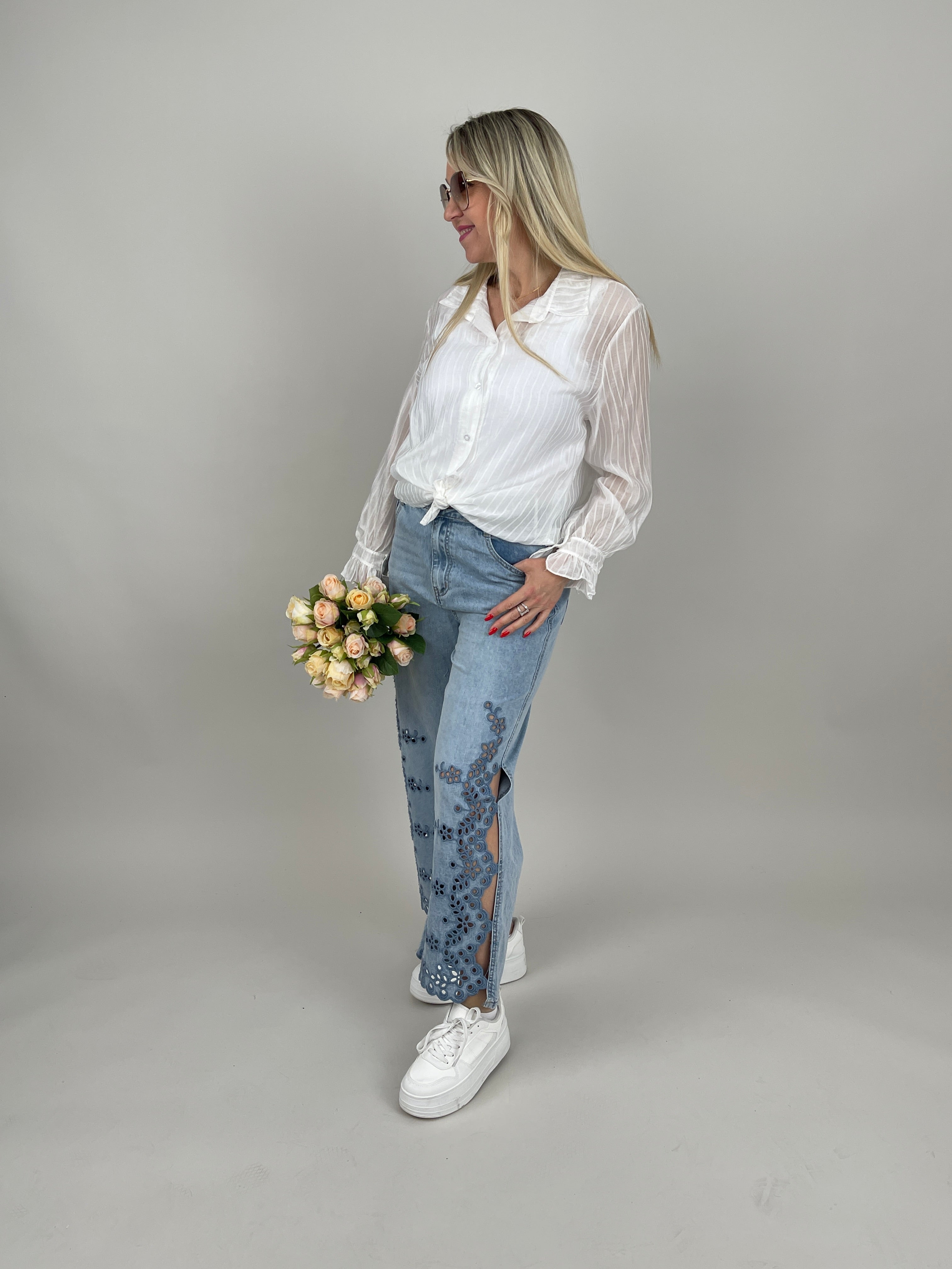 Modische 7/8 Jeans  mit Lochstickerei