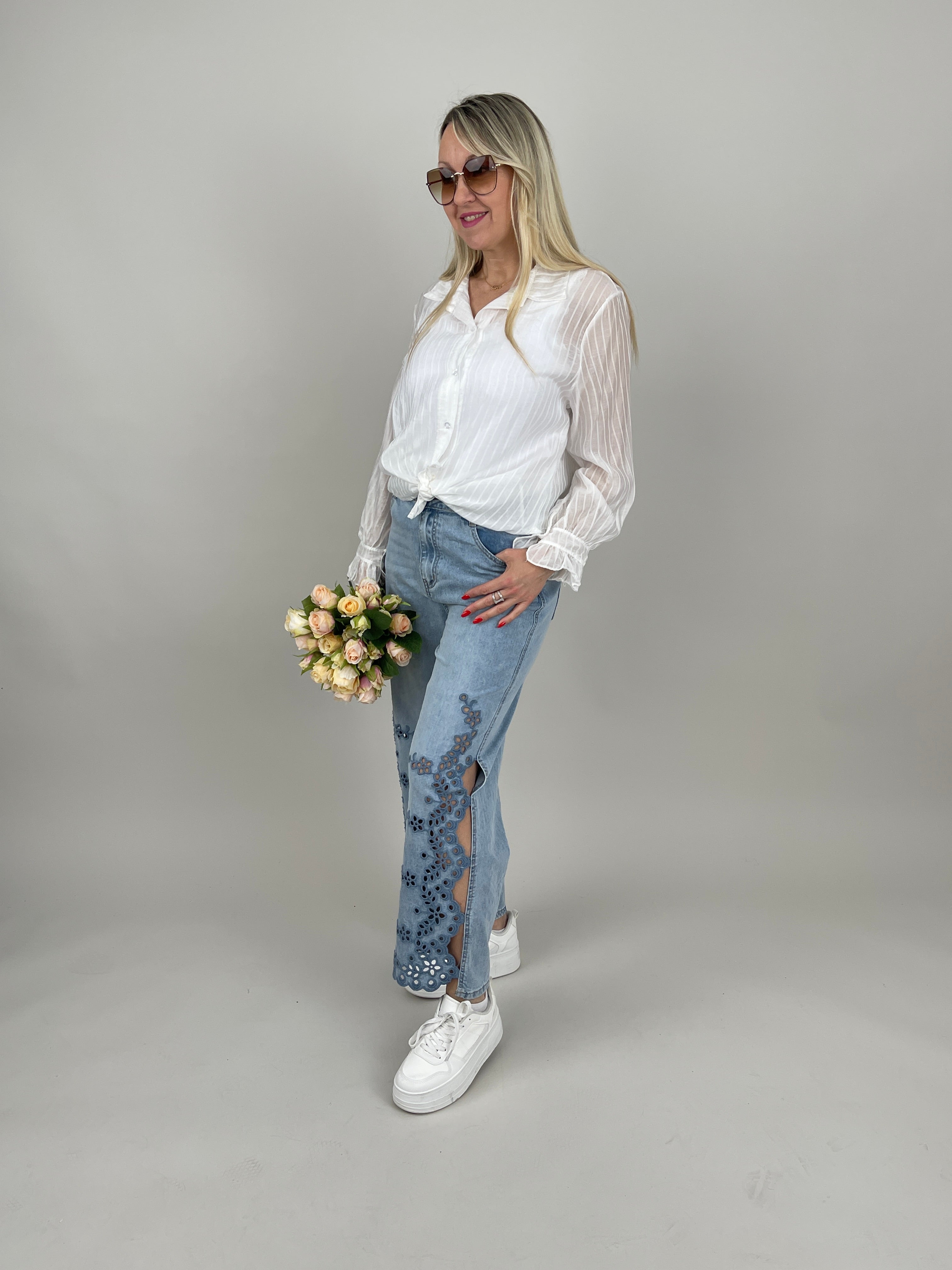 Modische 7/8 Jeans  mit Lochstickerei