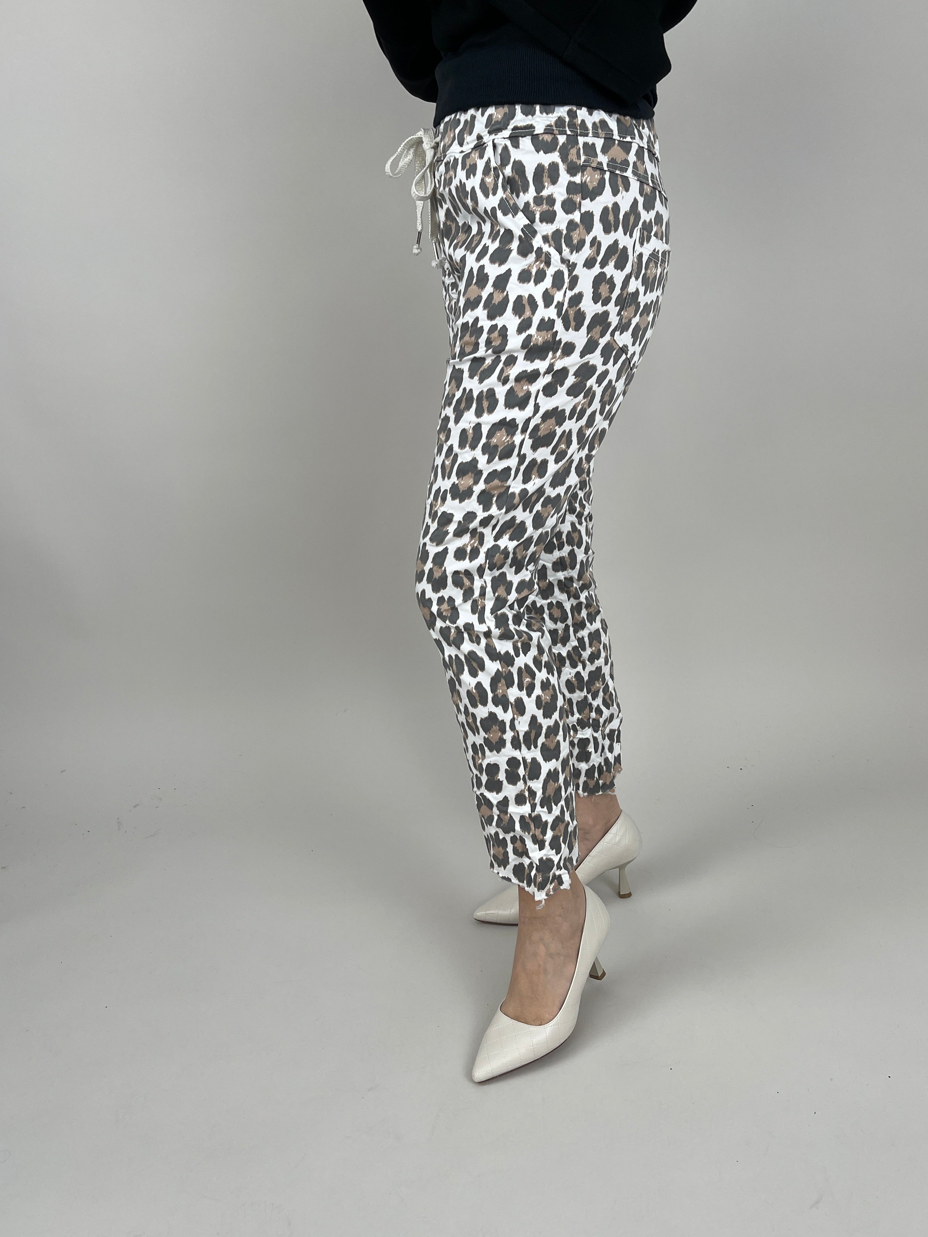 Jogpants in Leo/Weiß