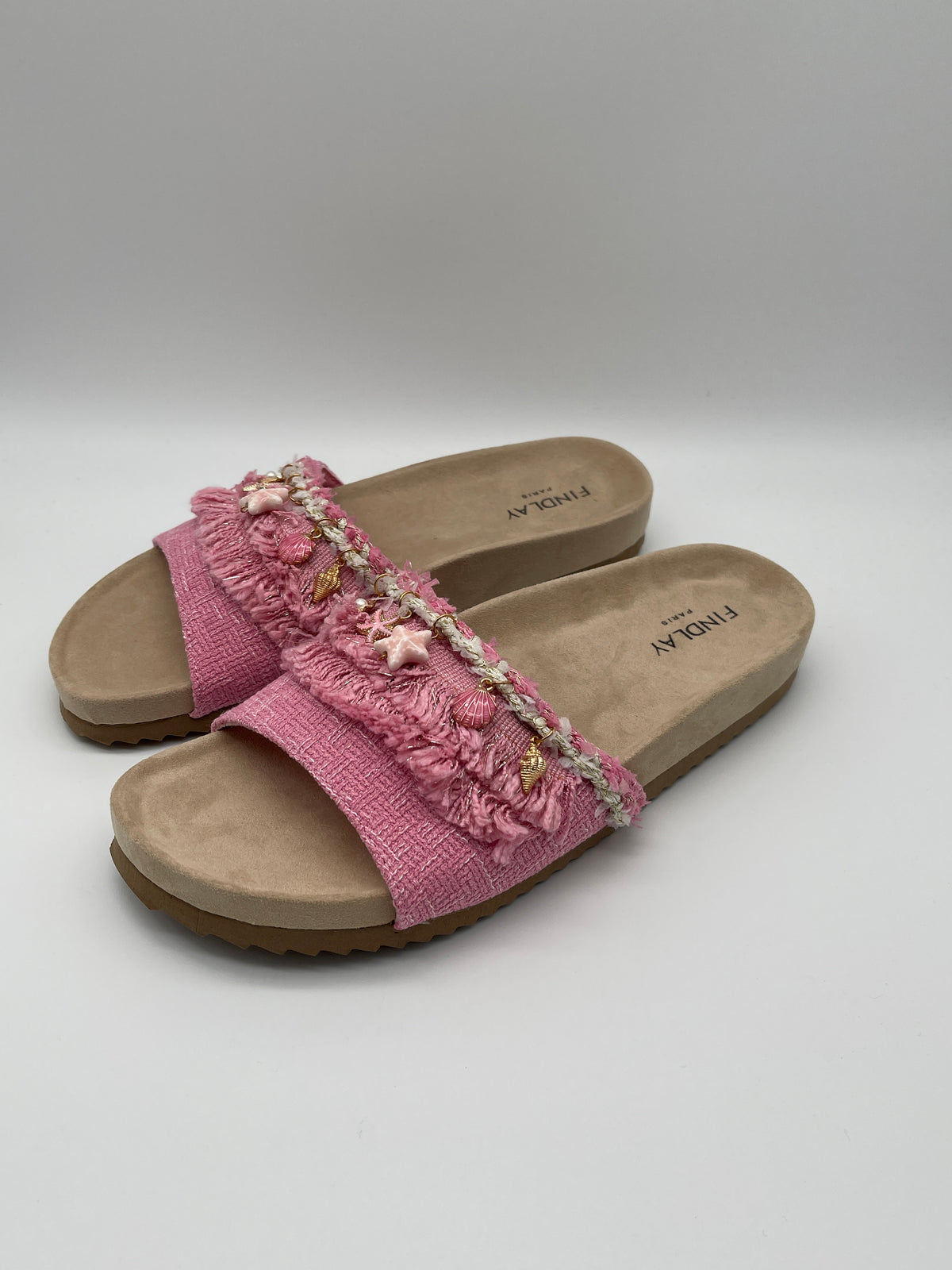 Sandalen mit Details in Rosa